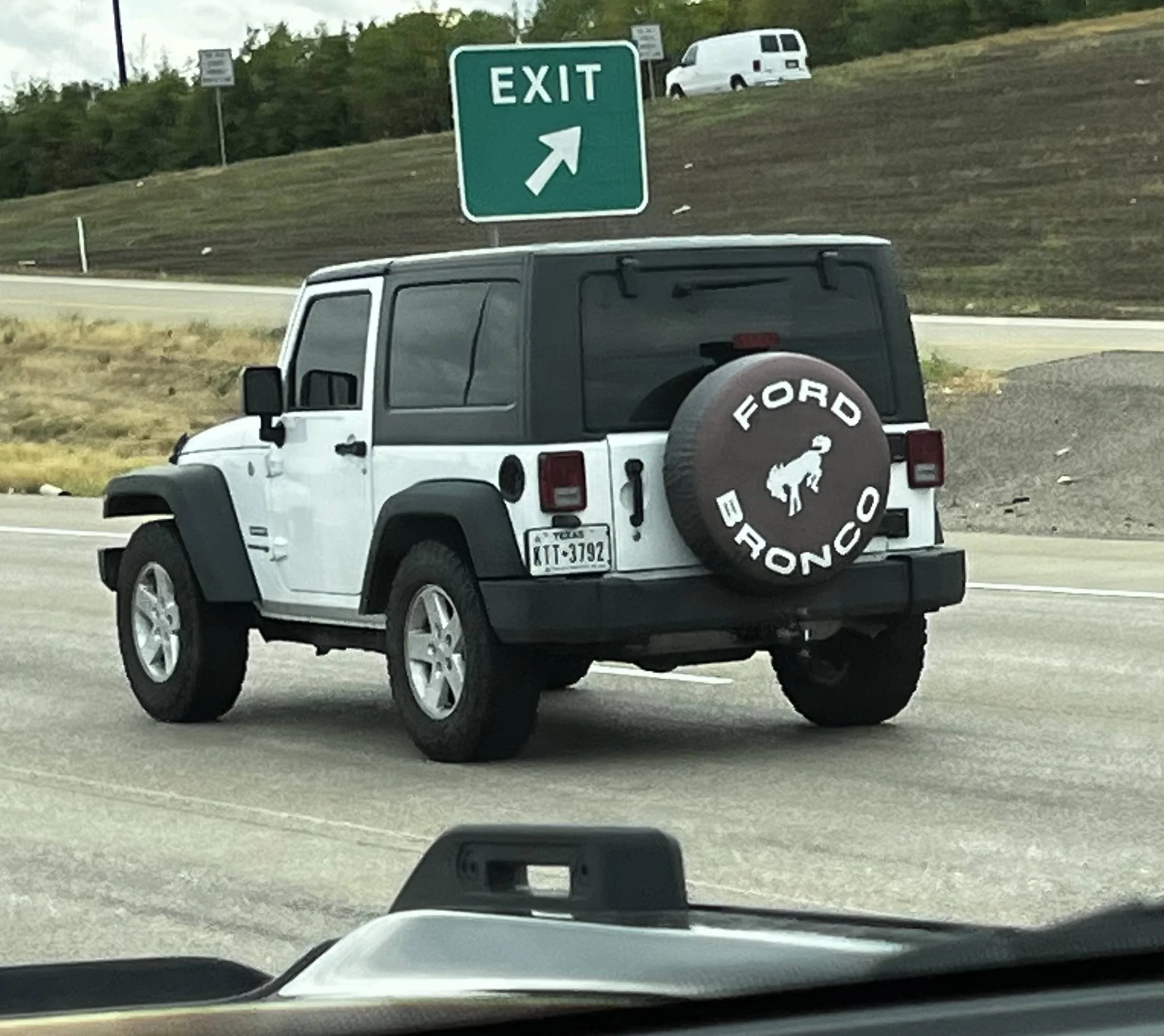 Jeep Wrangler JL 2023 Ford Bronco spied wanna