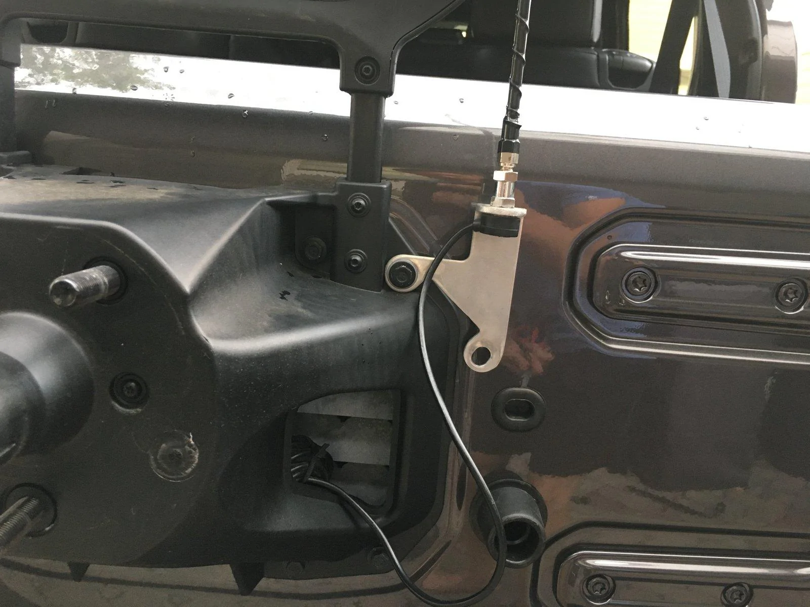 Jeep Wrangler JL 2018 Wrangler JLU CB Mount Bracket 9EC1F099-D5FE-47D2-9B45-0BDC8A183492