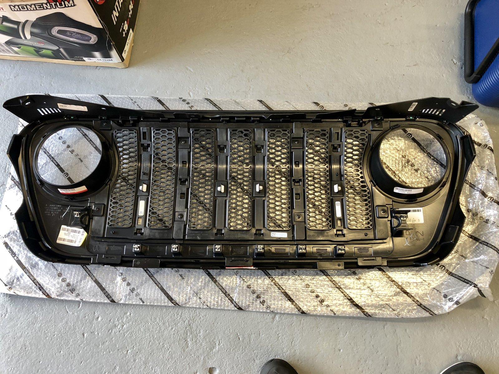 Jeep Wrangler JL Mopar Satin Black Grill C8D6BAC2-9B65-49C9-A531-4D2E67251E1F