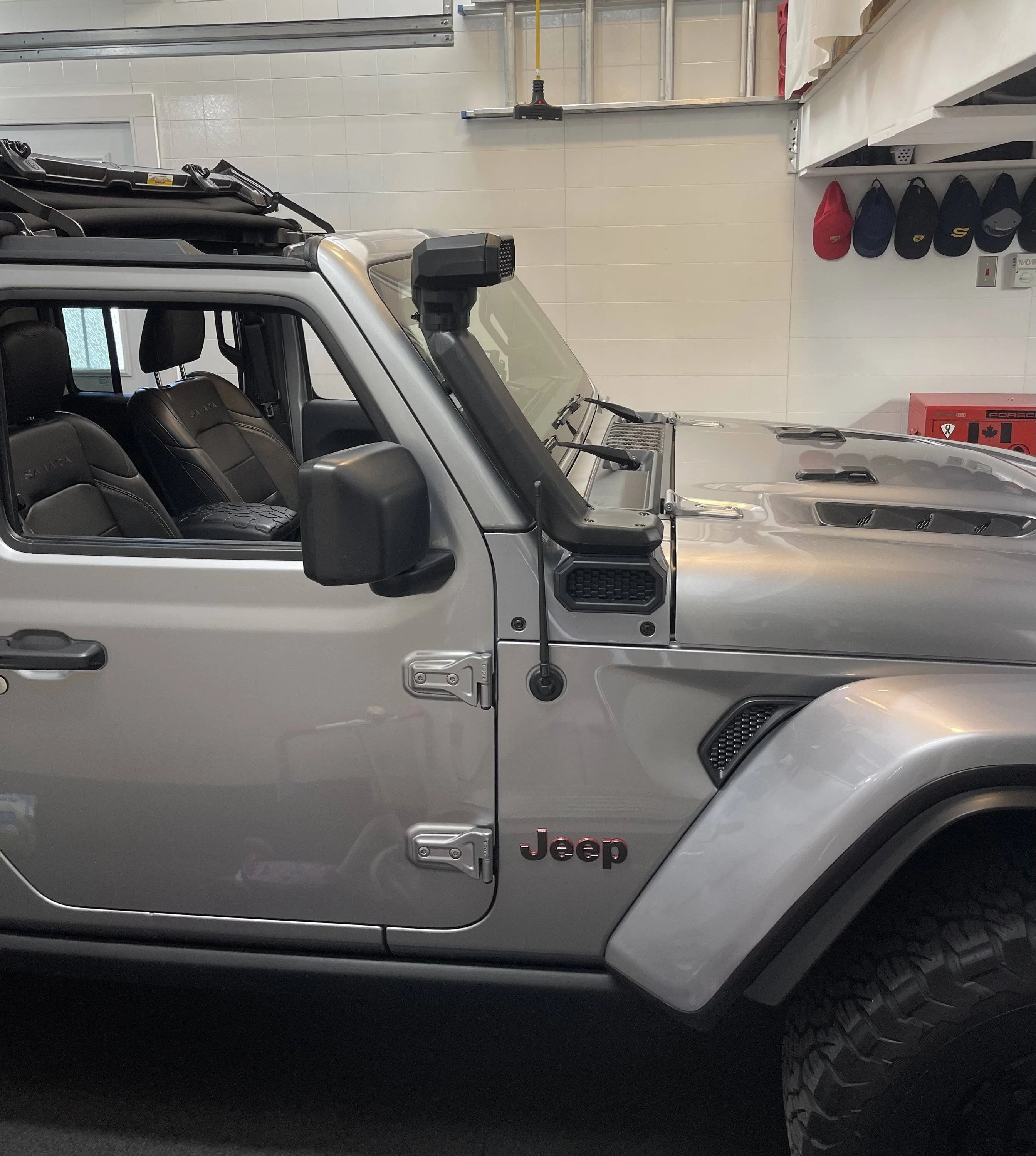 Jeep Wrangler JL Removing Factory Lower Body Decals C7DB170A-F93D-42AD-9AAB-A8E4F7C23610