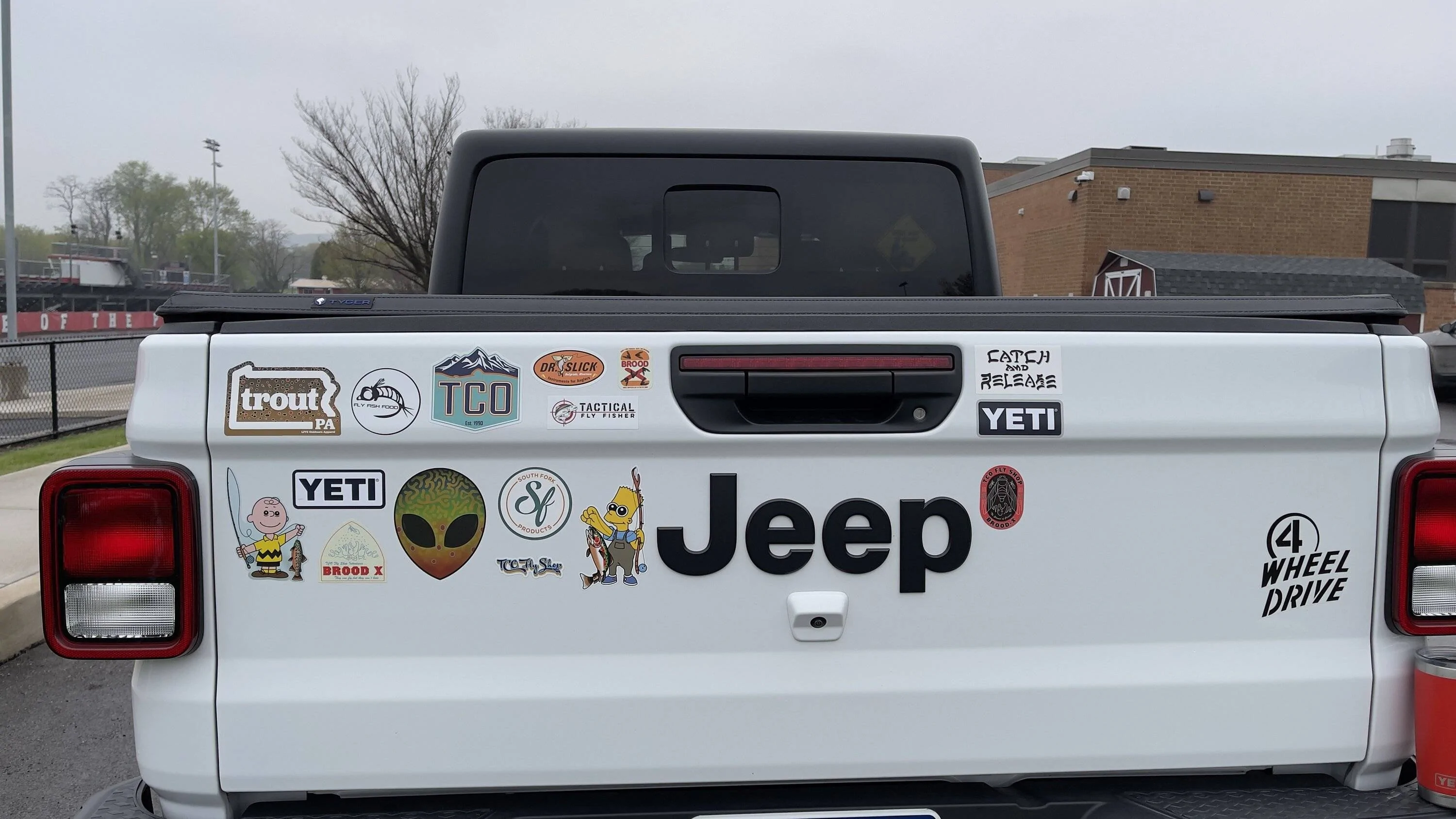 Jeep Wrangler JL Removing Factory Lower Body Decals 11BA0082-4422-4904-8969-6D946585AB02
