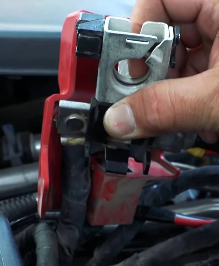Jeep Wrangler JL MAIN BATTERY REPLACEMENT TALK  - JL/JT pos-retainer cli