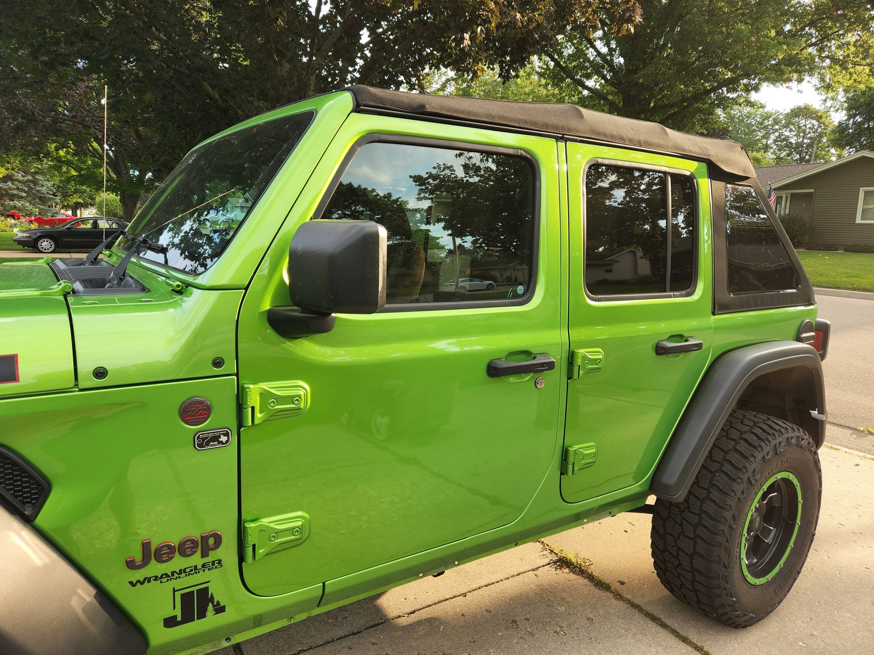 Jeep Wrangler JL Bubbles in Paint at Door Hinges 20220903_073602