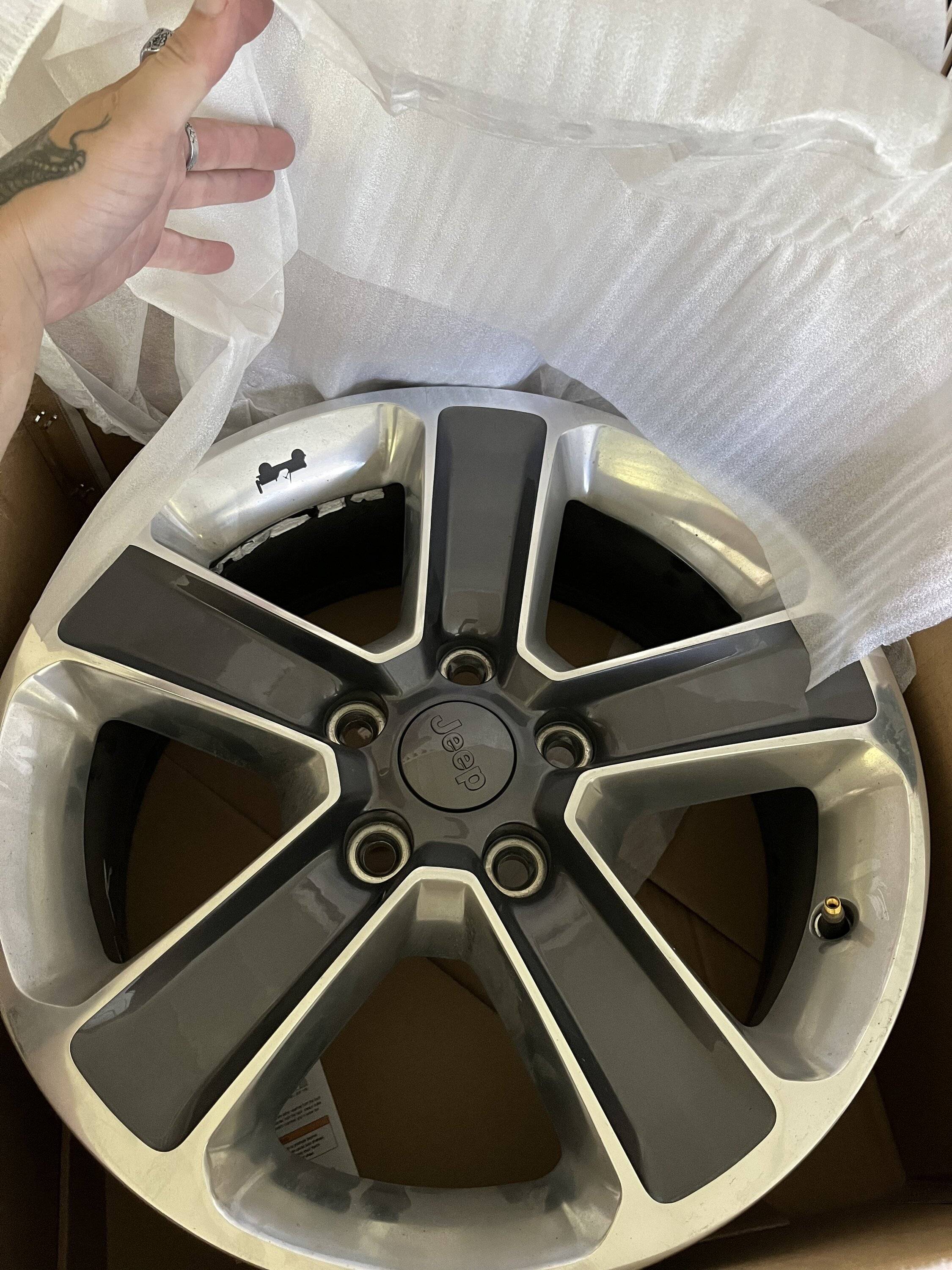 Jeep Wrangler JL (5) 2019 Sahara Wheels 59EA06C7-5F93-4AD6-90F8-A4BD43FF73E0