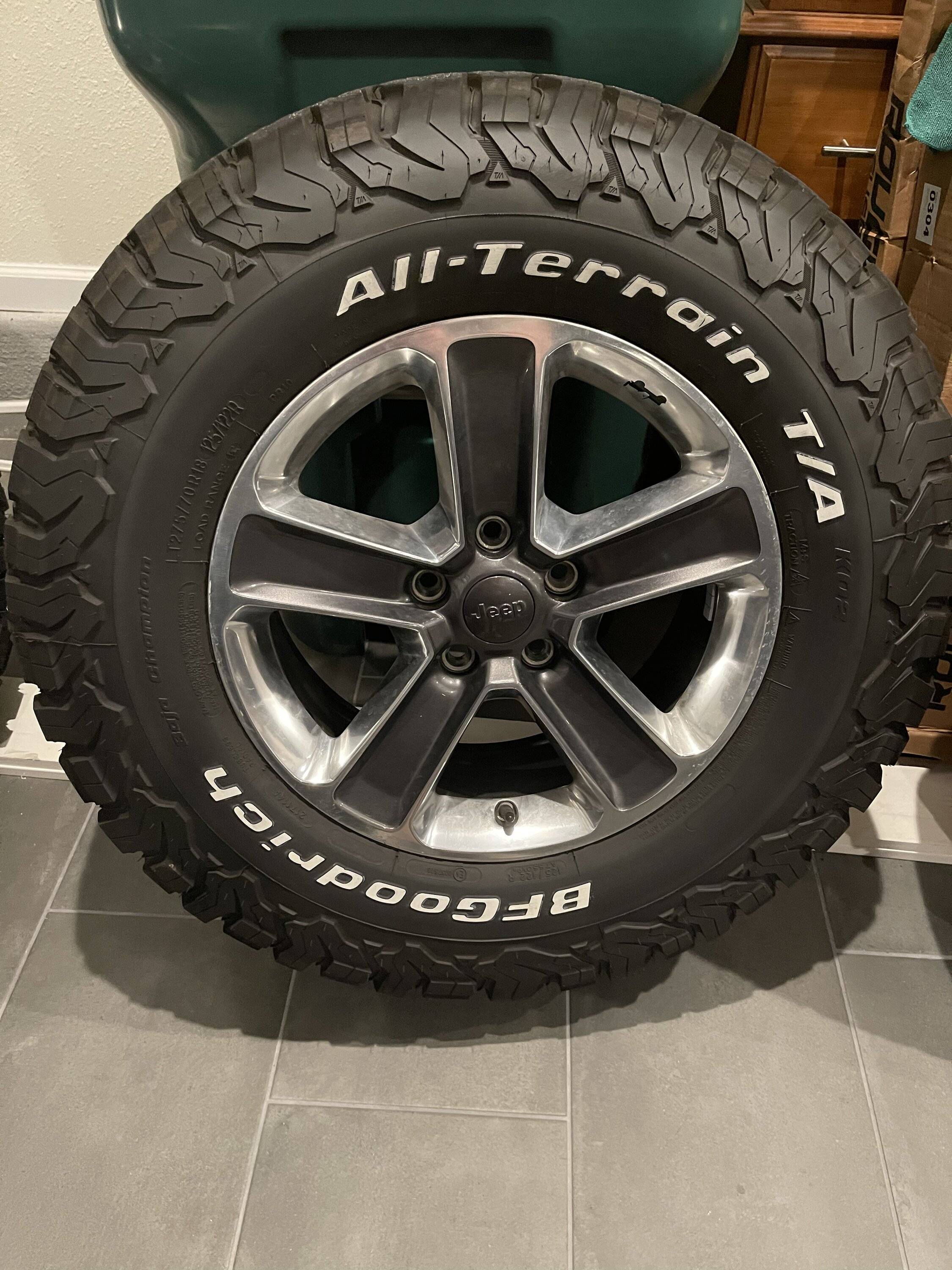 Jeep Wrangler JL Sahara wheels/BFG KO2 tires w/TPMS FB7F258D-A16E-487F-8714-D7D69ACB816C
