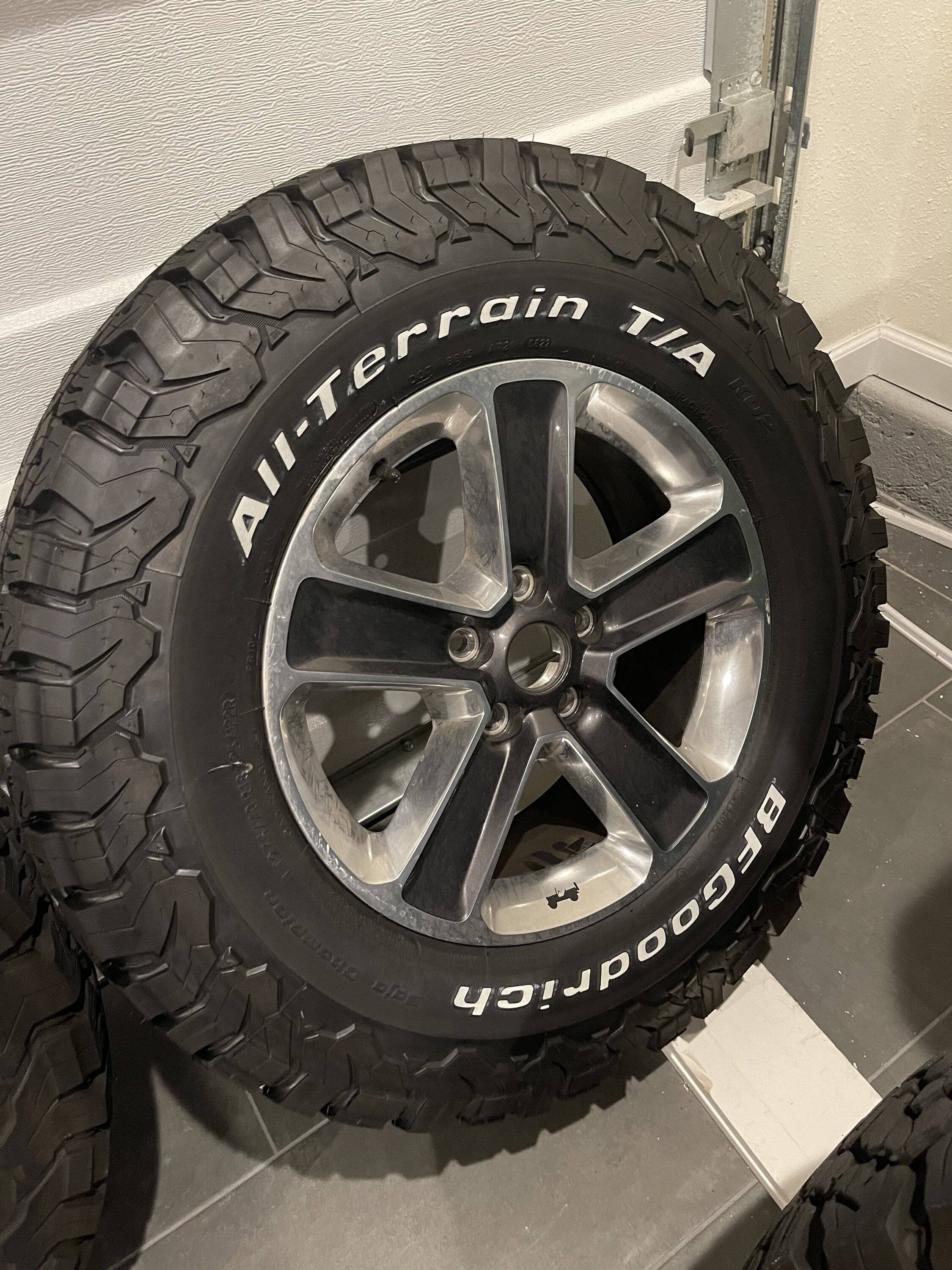 Jeep Wrangler JL Sahara wheels/BFG KO2 tires w/TPMS 9E940E2F-B580-4354-B527-E3651A3EFC2E