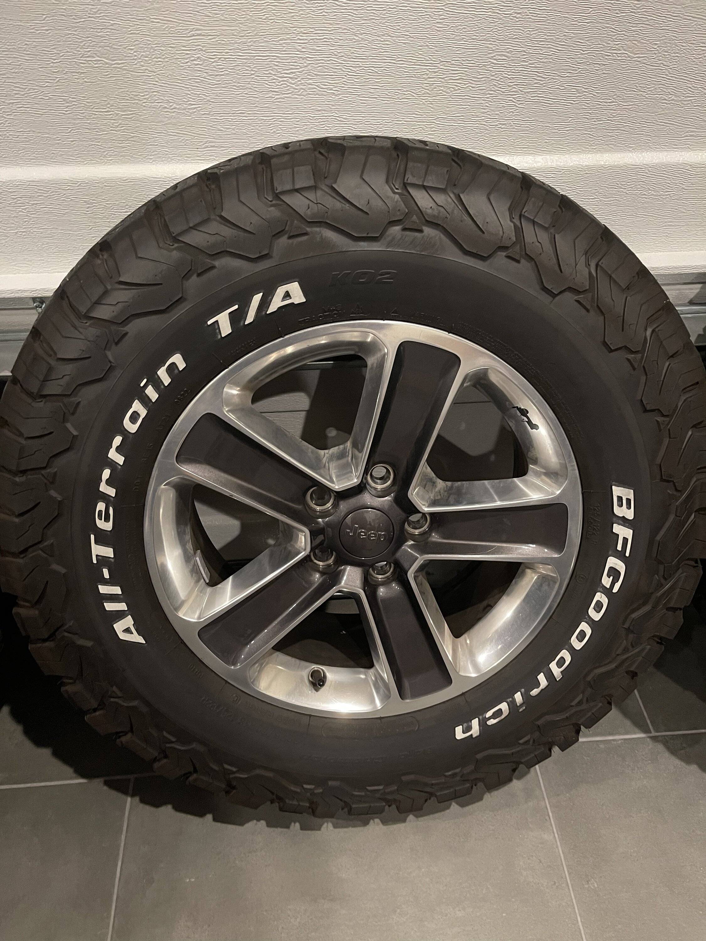 Jeep Wrangler JL Sahara wheels/BFG KO2 tires w/TPMS D45C2368-CA30-46F9-A98C-7F6863D9539D