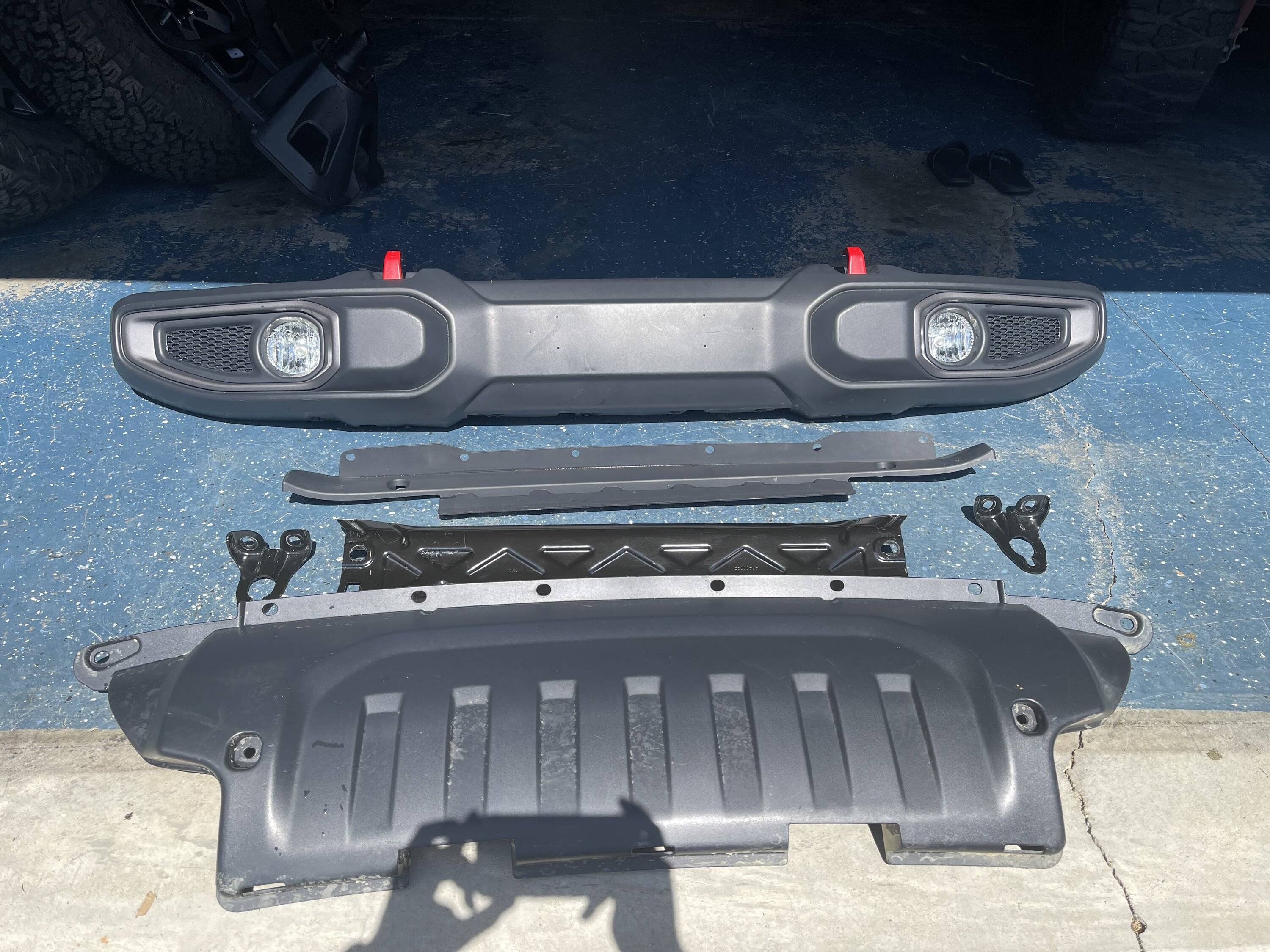 Jeep Wrangler JL Stock Rubicon front plastic bumper 2C8EF25D-2346-49BA-8815-0B1136FD48A5