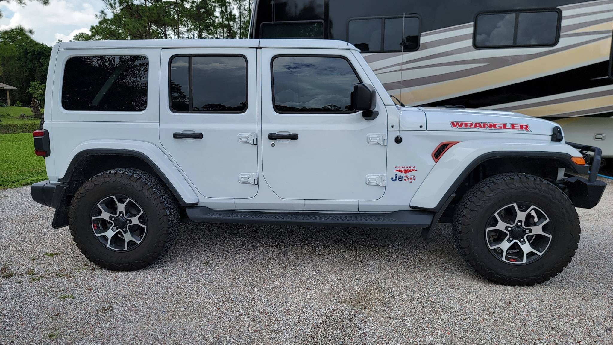 Jeep Wrangler JL Question about Rubicon spring height & spring part numbers Side view after