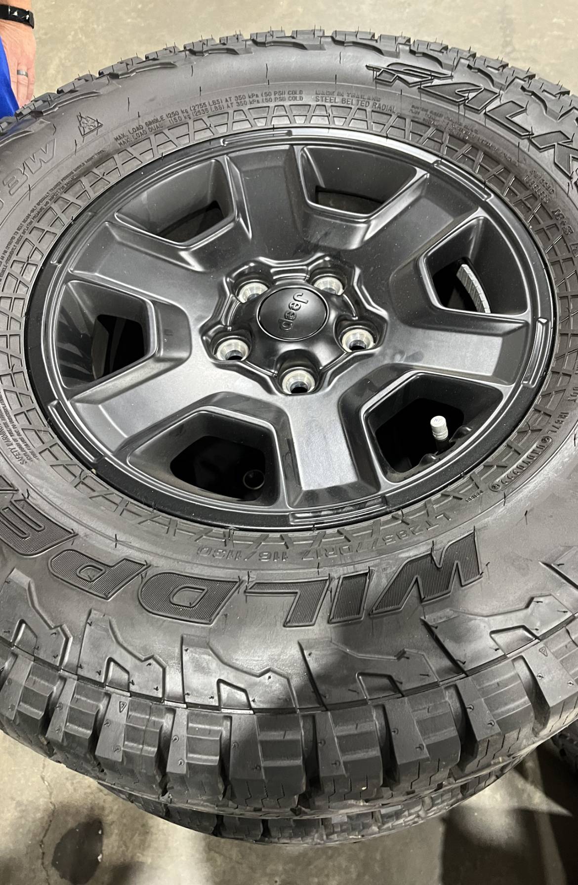 Jeep Wrangler JL Rubicon wheels CF912775-9875-4C14-AC70-A713AFACD03D