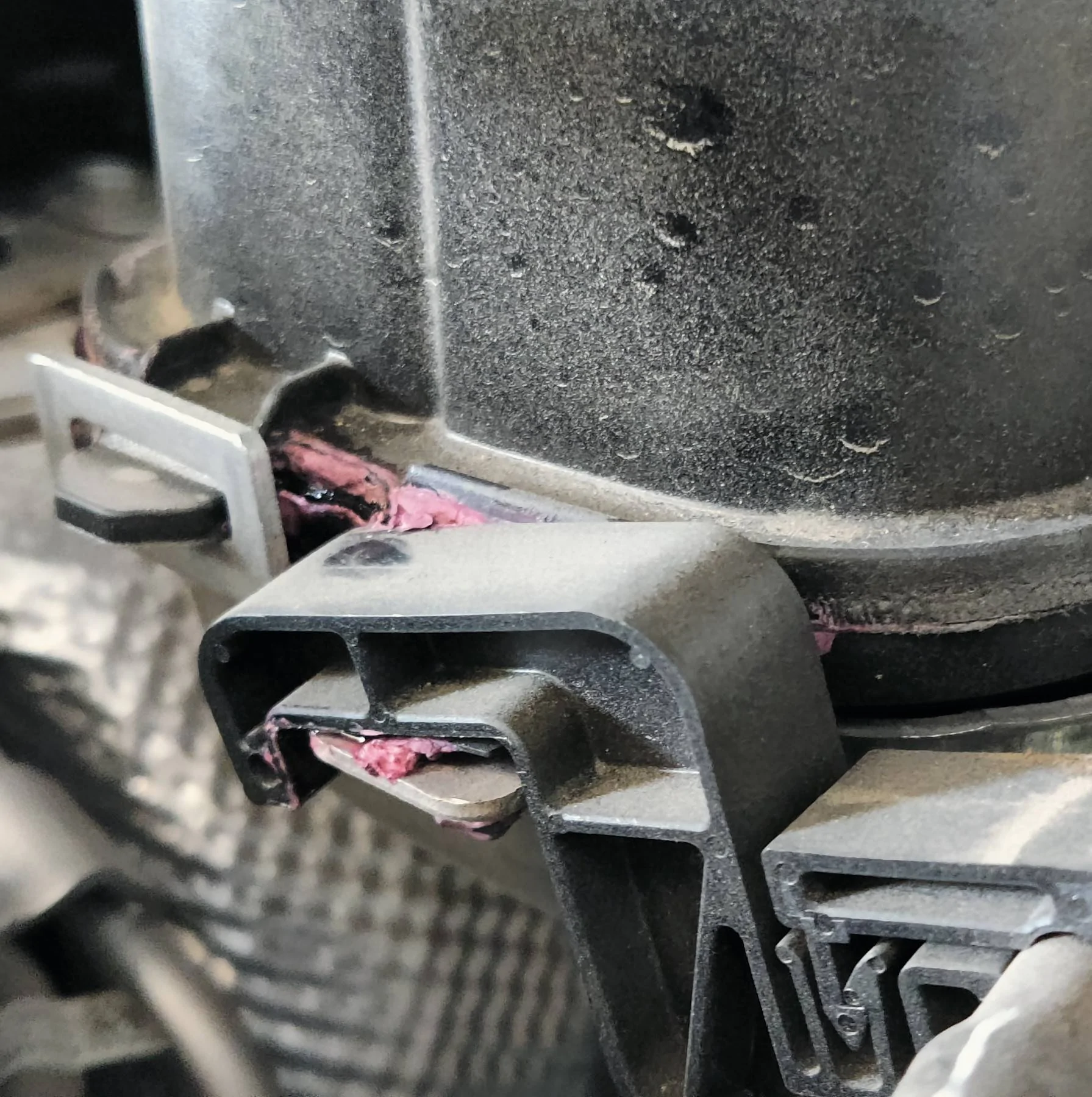 Jeep Wrangler JL 2.0L coolant reservoir leaking IMG_20221010_131953~2