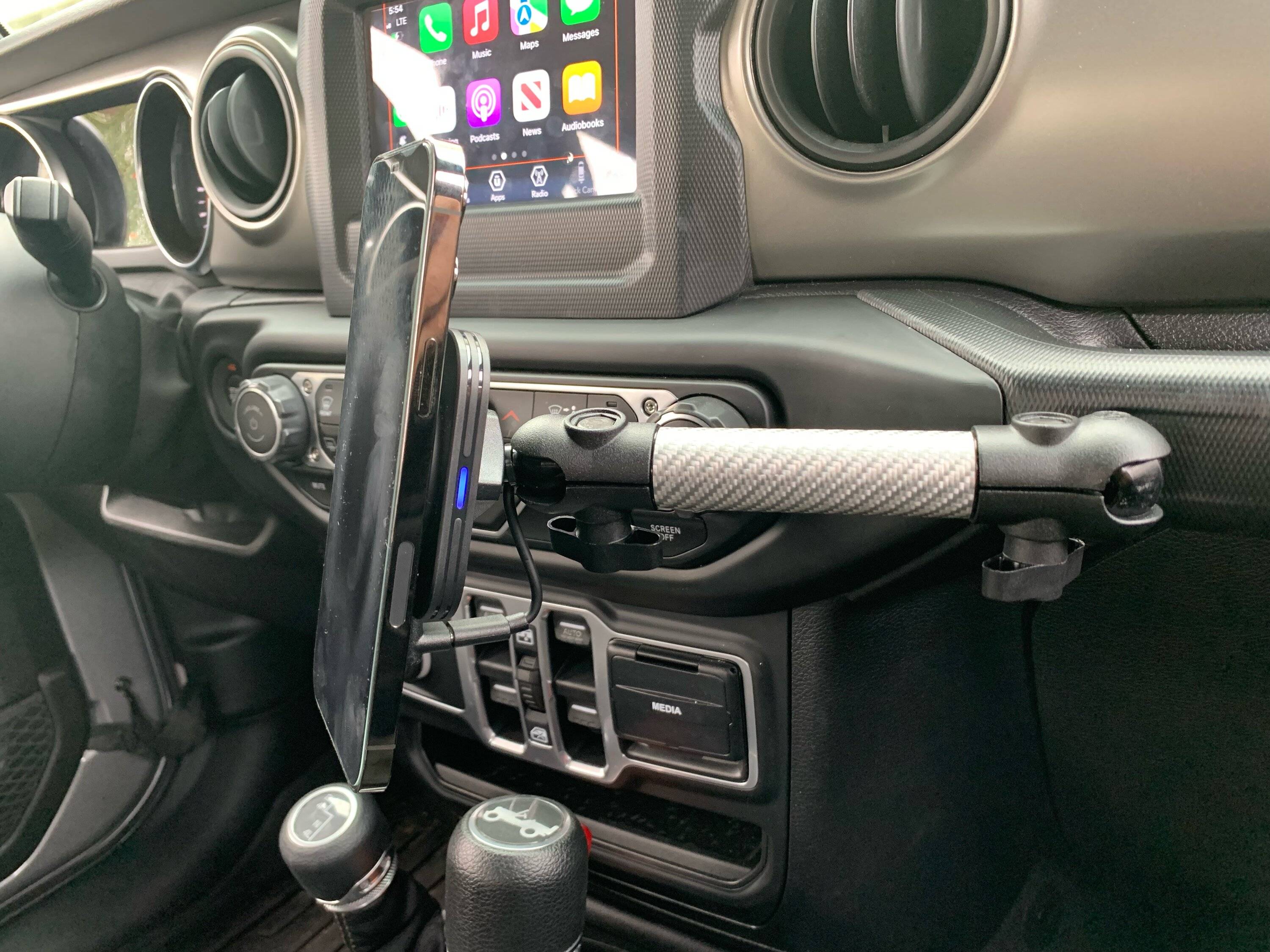 Jeep Wrangler JL Wireless charging B5252426-DABA-45ED-9936-FB62EE891B03