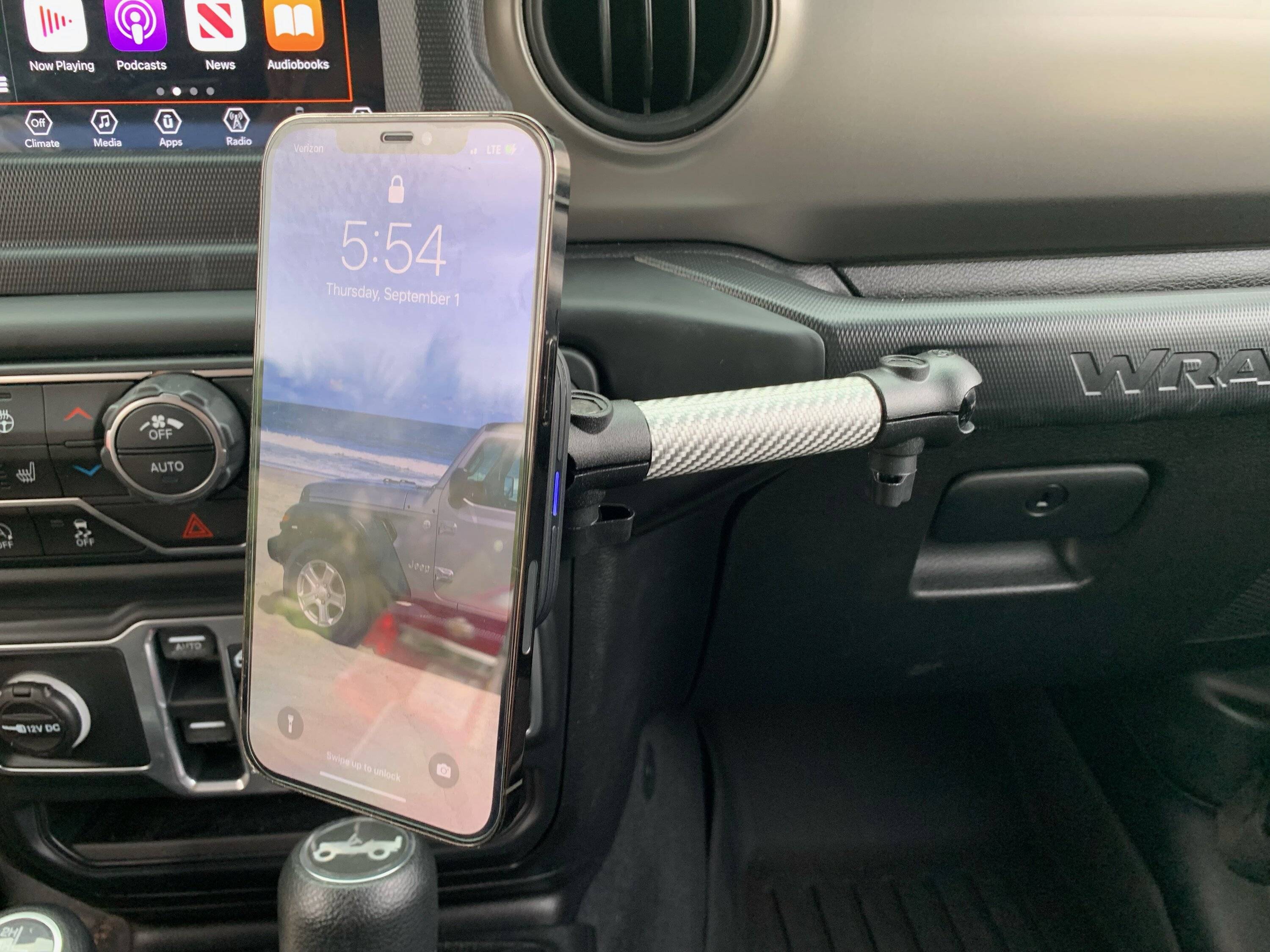 Jeep Wrangler JL Wireless charging A211552E-2D1E-4C49-9720-1D130553E945