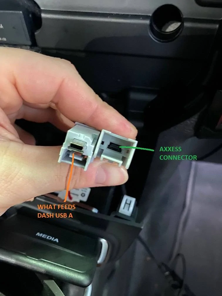 Jeep Wrangler JL Adding USB port for wired CarPlay car4