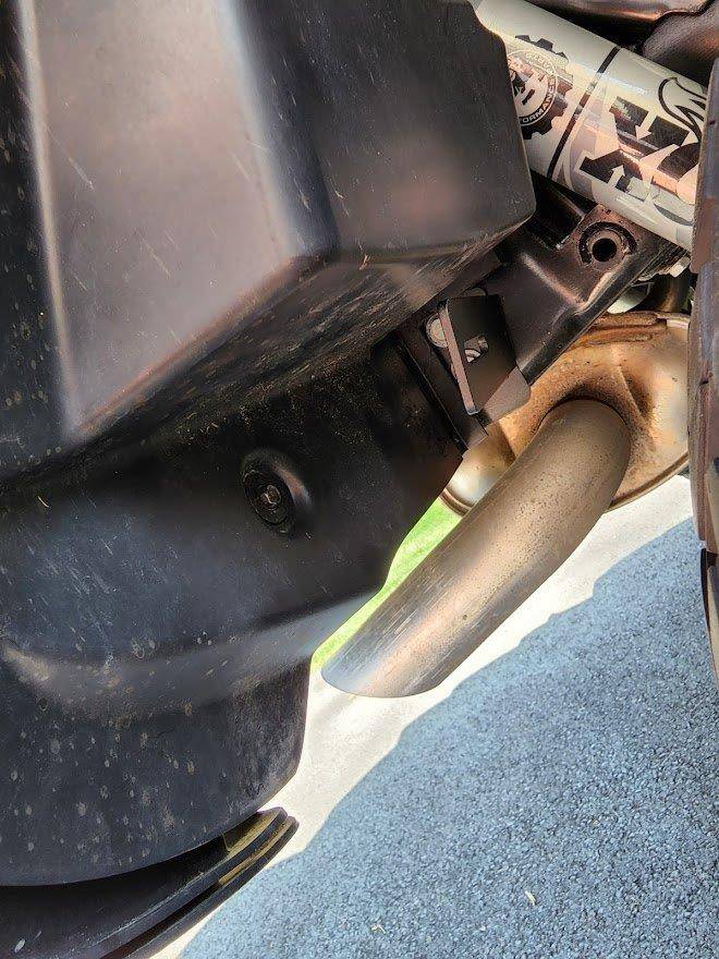 Jeep Wrangler JL Rokblokz rear mud guards bracket and rust Step2CutSquareAreaAroundBolts