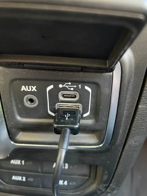 Jeep Wrangler JL USB on with ignition 1AB2941C-0EE5-419C-BC4D-B144CD4CA0BC