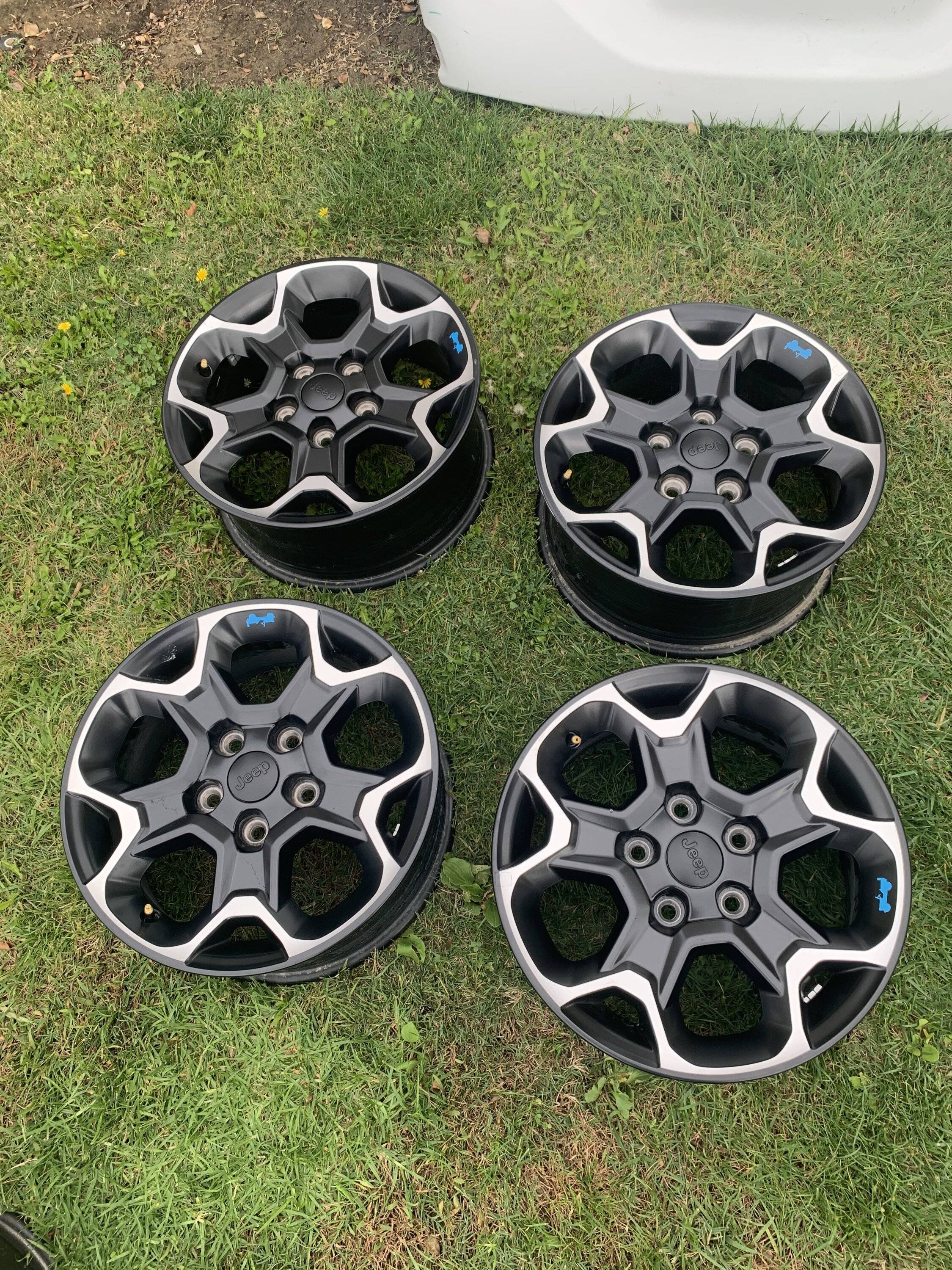 Jeep Wrangler JL Rubicon wheels 16BA8B8A-C545-4776-B294-5A802BB6939F