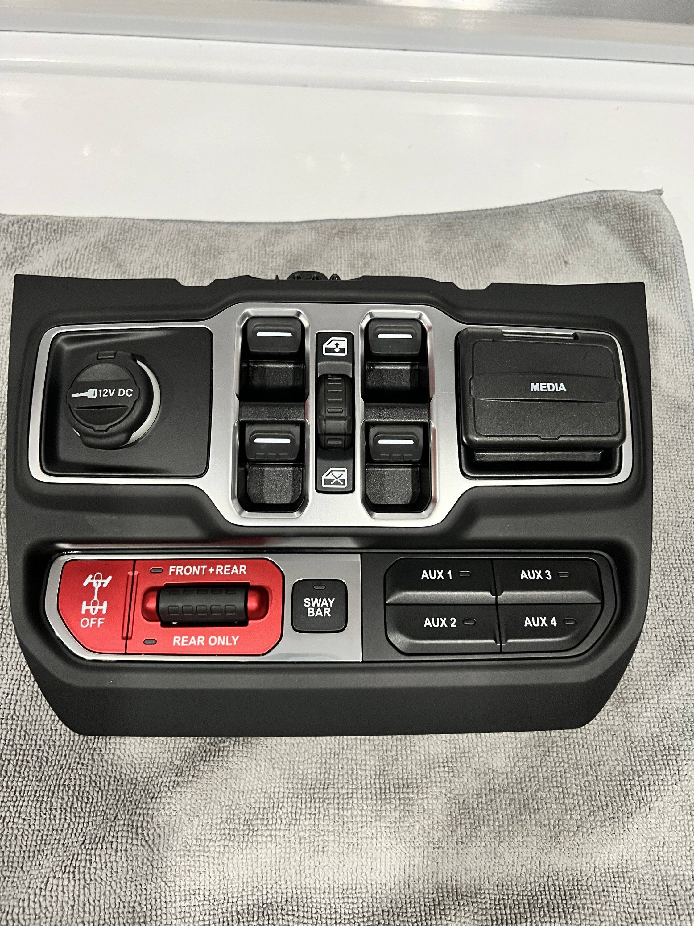 Jeep Wrangler JL 18-21 JL window switch panel / Aux / lockers FC90A64A-8E9C-4259-B50A-E1819750F9C8
