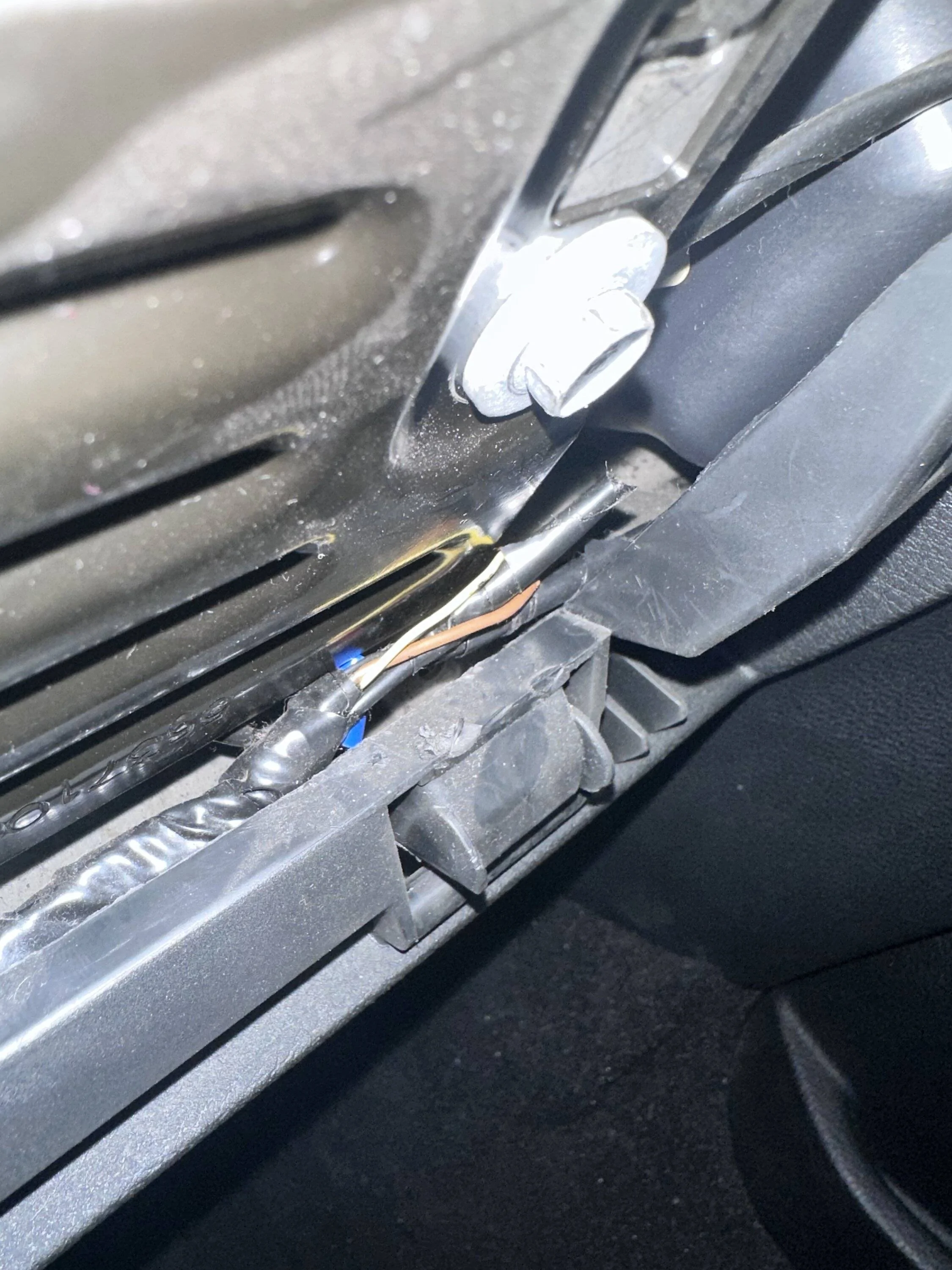 Jeep Wrangler JL Wire hanging from underneath steering wheel colum. F4759DBA-3875-49A8-BD77-AB370B13151E