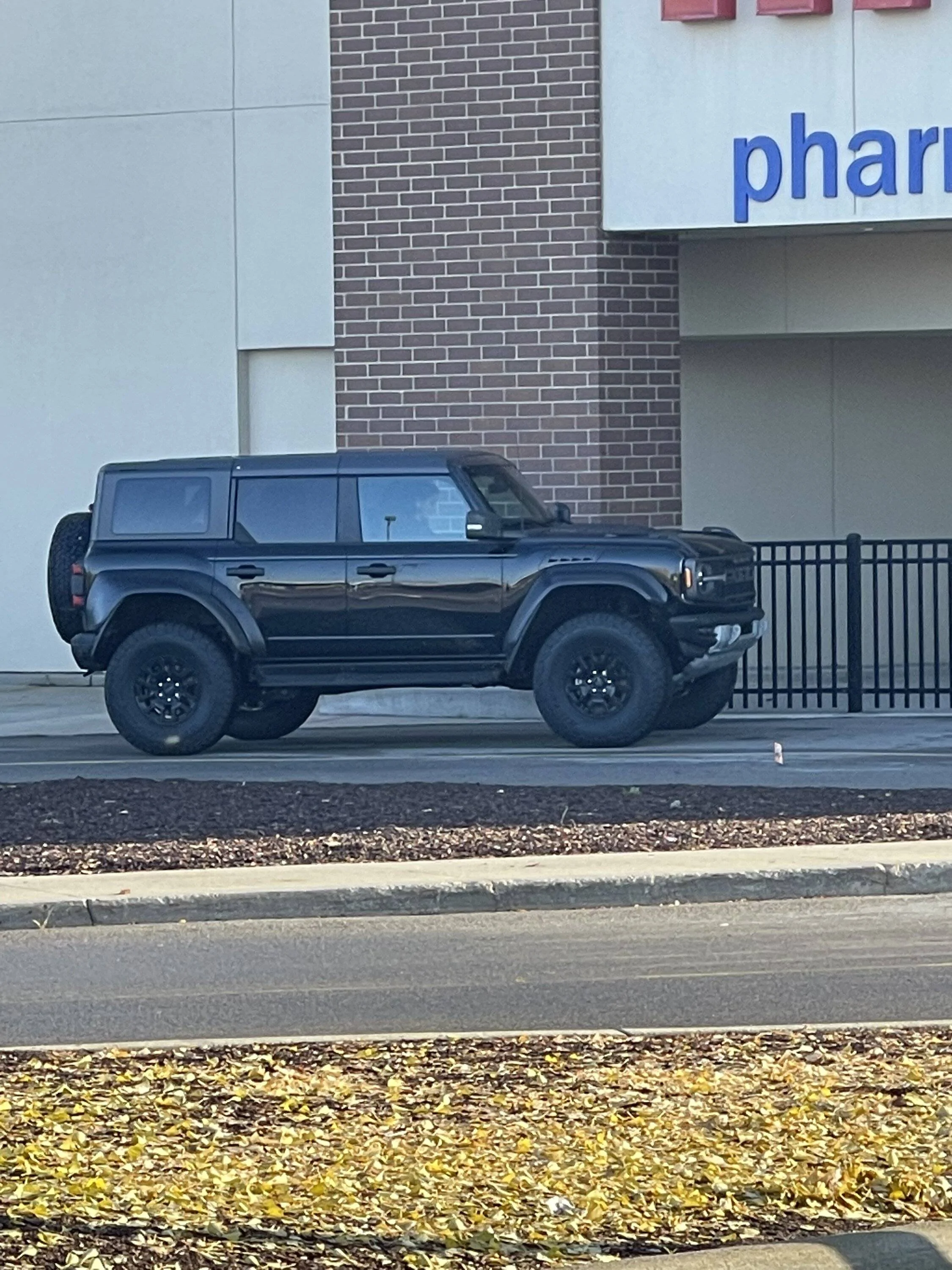 Jeep Wrangler JL BRONCO Raptor. Just saw one A2B7D156-B623-4833-A10A-975EC75D3509