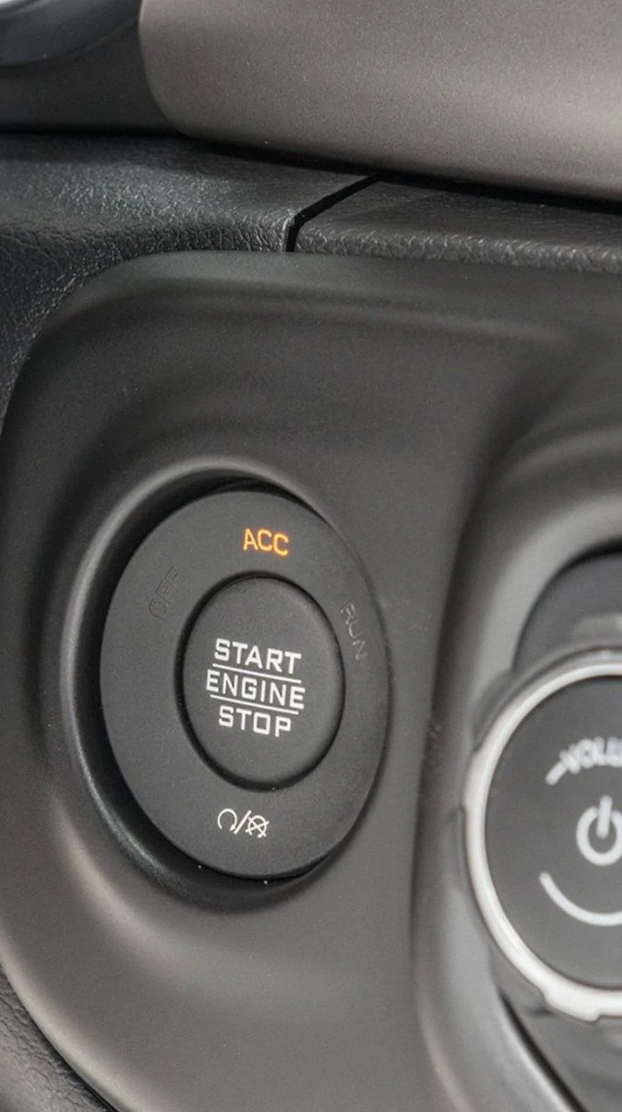 Jeep Wrangler JL Charger red push button start 4E934368-69F6-4C84-B333-C338A622A2B9