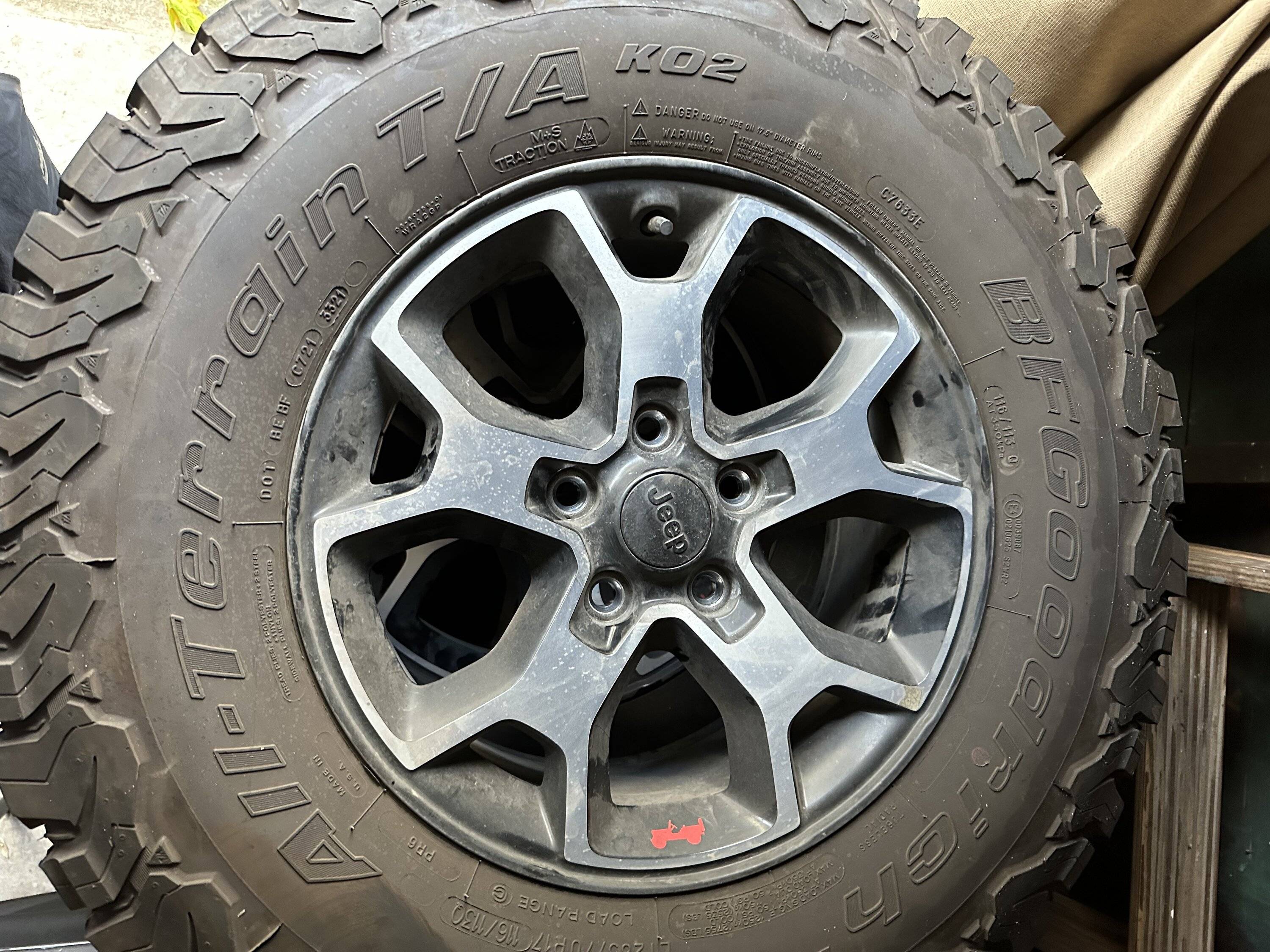 Jeep Wrangler JL Rubicon wheels and tires with TPMS 25B51708-57D4-4D05-9CF7-ADA7155F5634