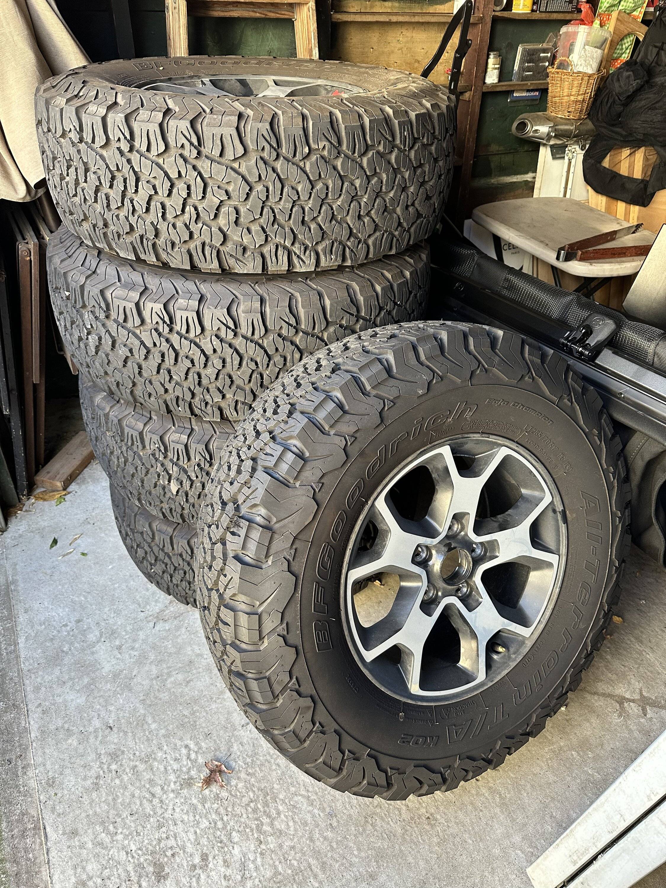 Jeep Wrangler JL Rubicon wheels and tires with TPMS 29C0180F-74A2-4826-8602-C96D387A3034