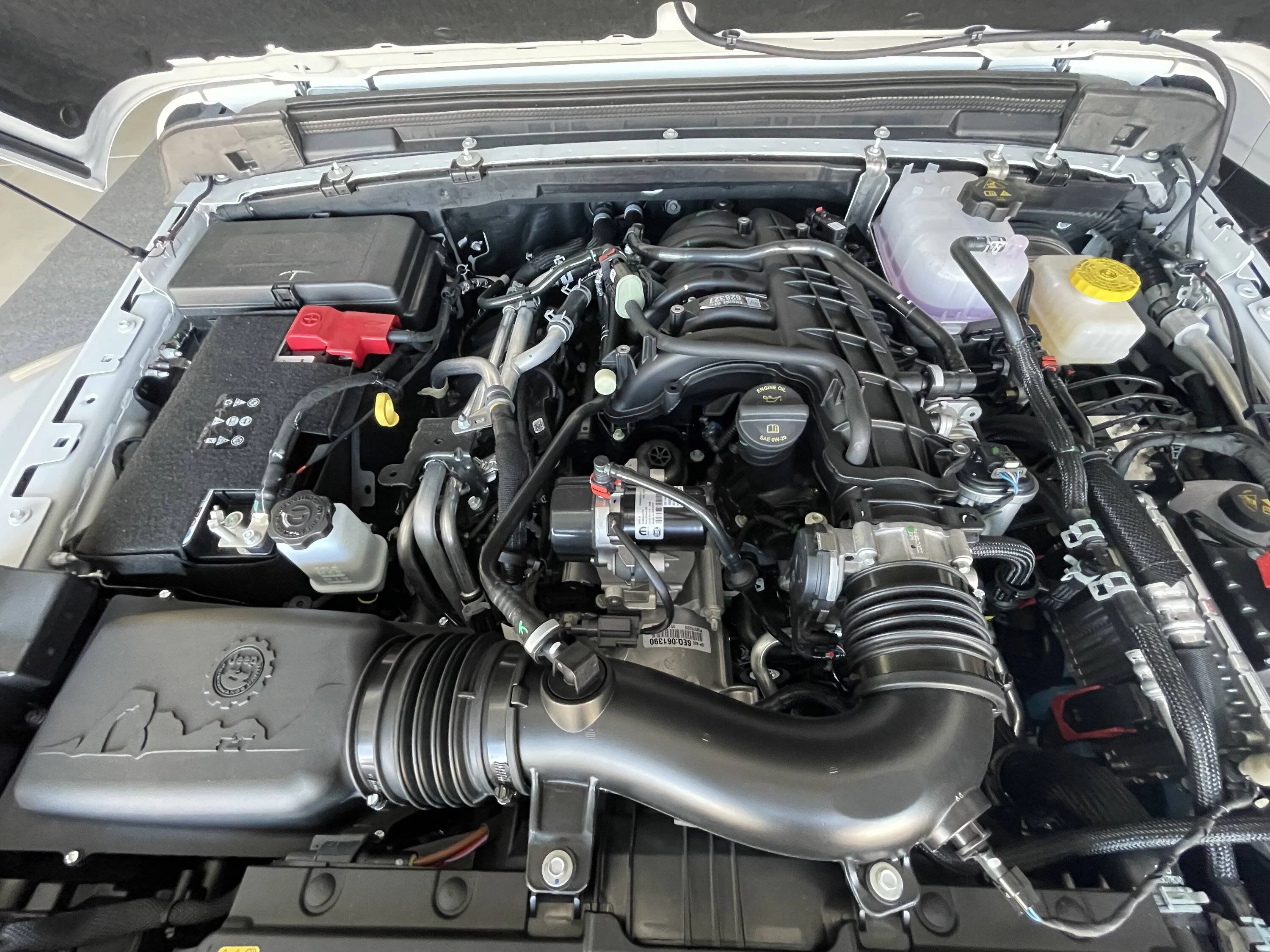 Jeep Wrangler JL 2023 V6 engine cover missing? IMG_2327