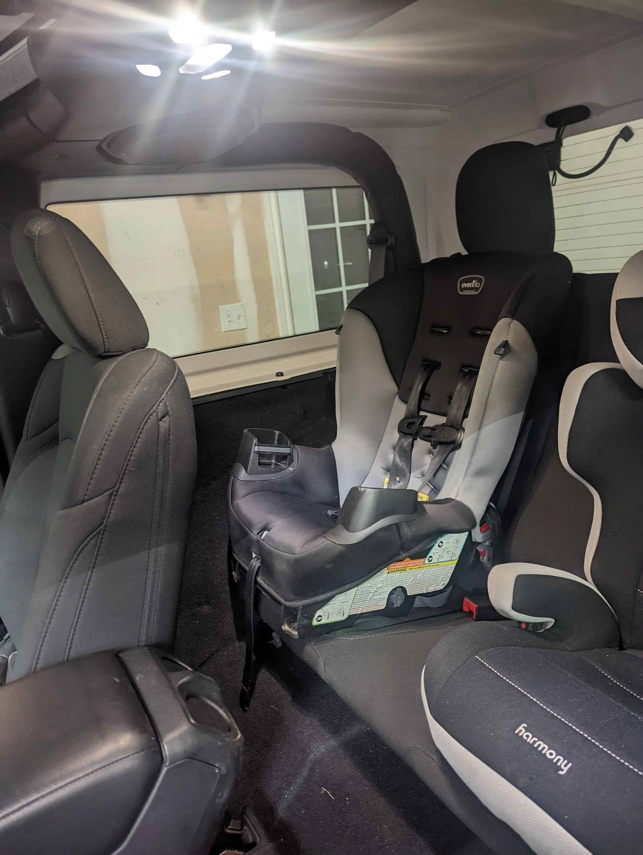 Jeep Wrangler JL Two Car seats? PXL_20221204_232529001