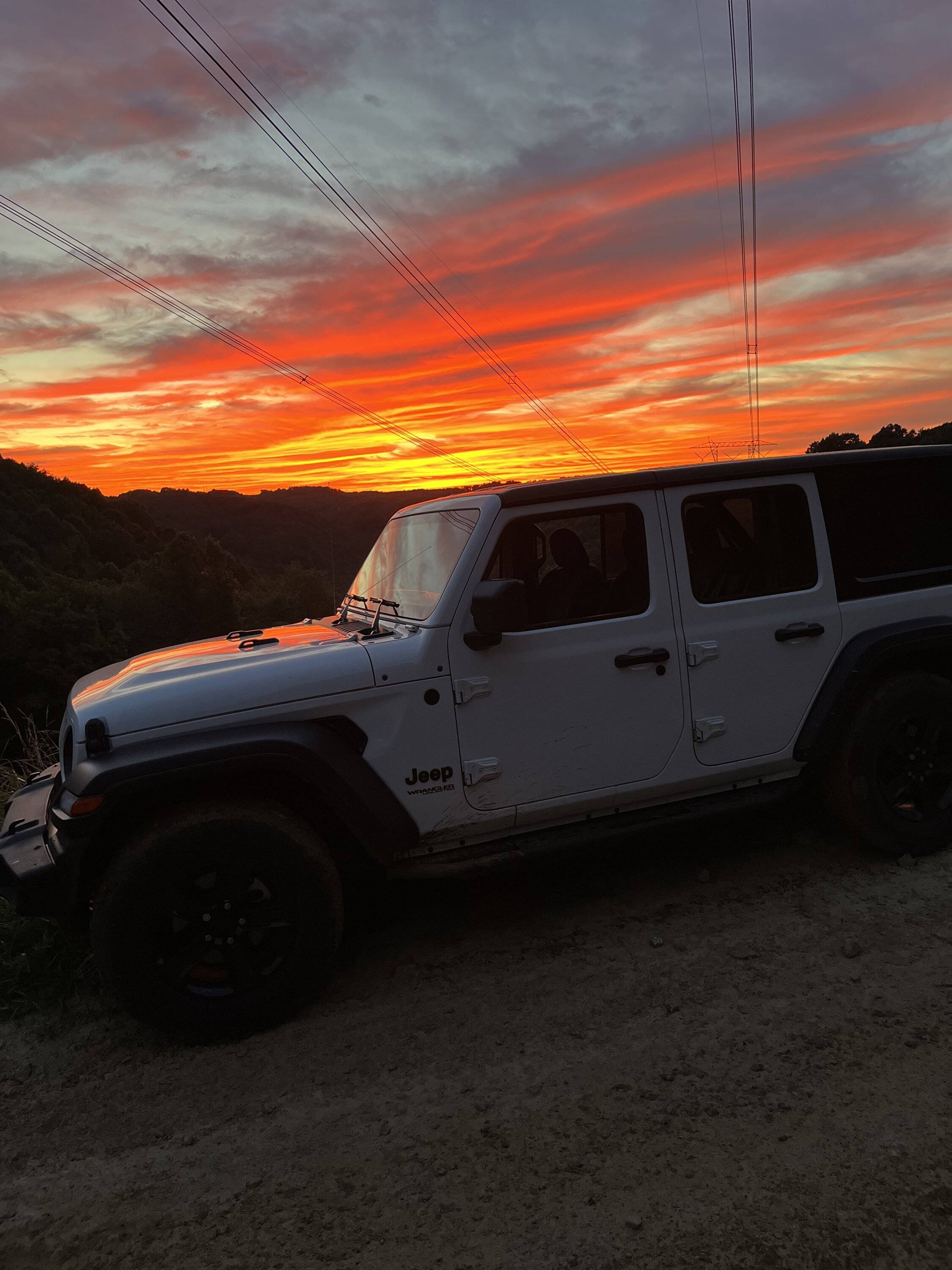 Jeep Wrangler JL White Jeep 829B4114-E4B7-4315-B2FE-3C7C70FE0C05