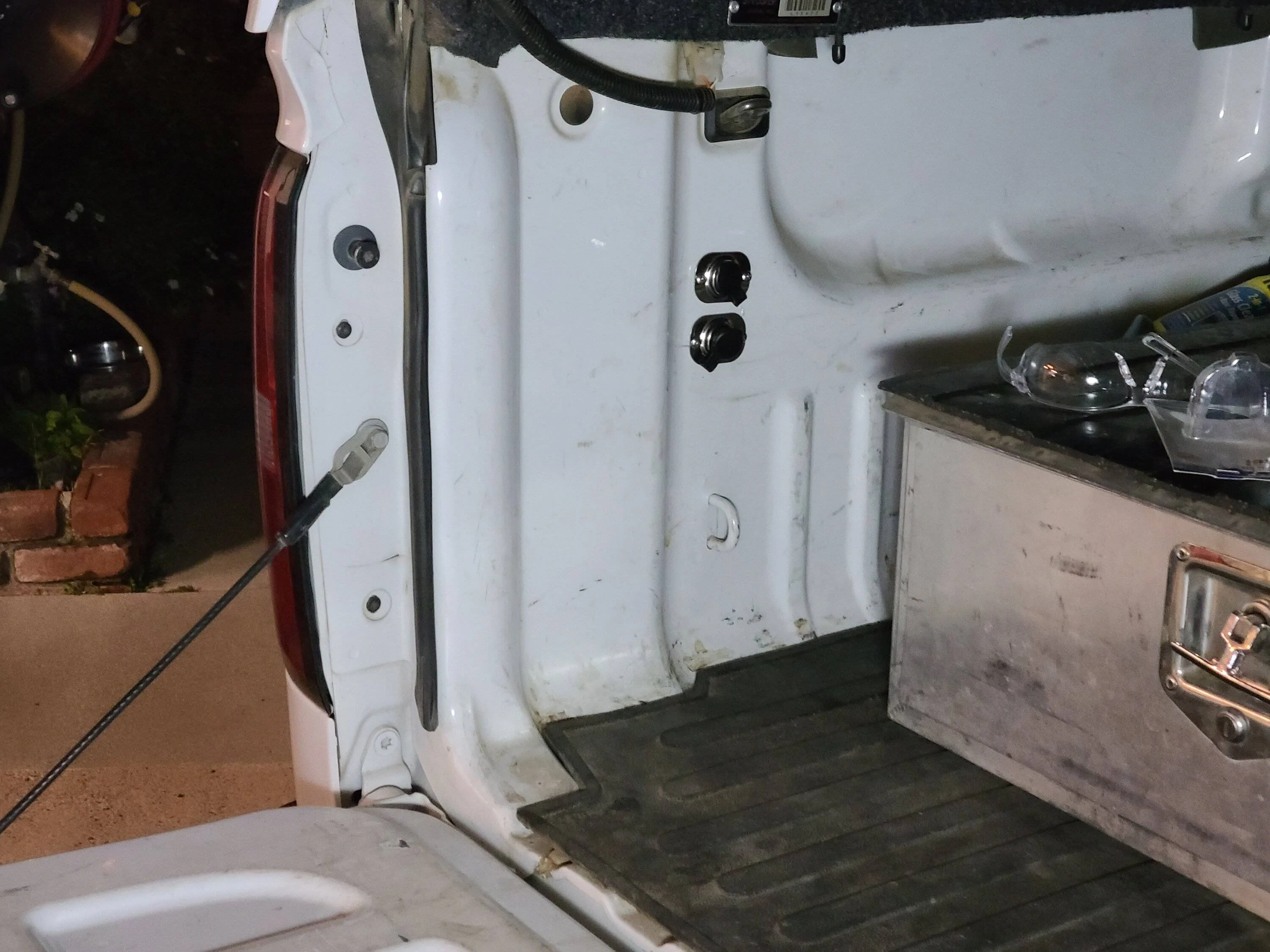 Jeep Wrangler JL Adding 12v sockets to pickup bed 20221209_180707