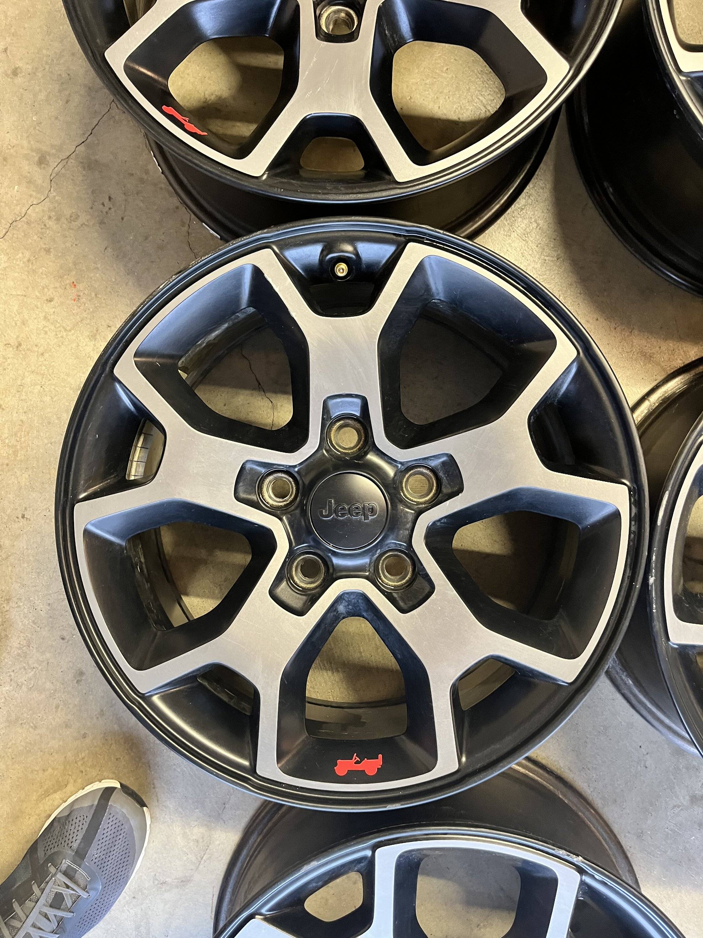 Jeep Wrangler JL 2019 JLUR Factory Wheels 8B5FDB85-967A-4D70-B2CF-3814557EAF89