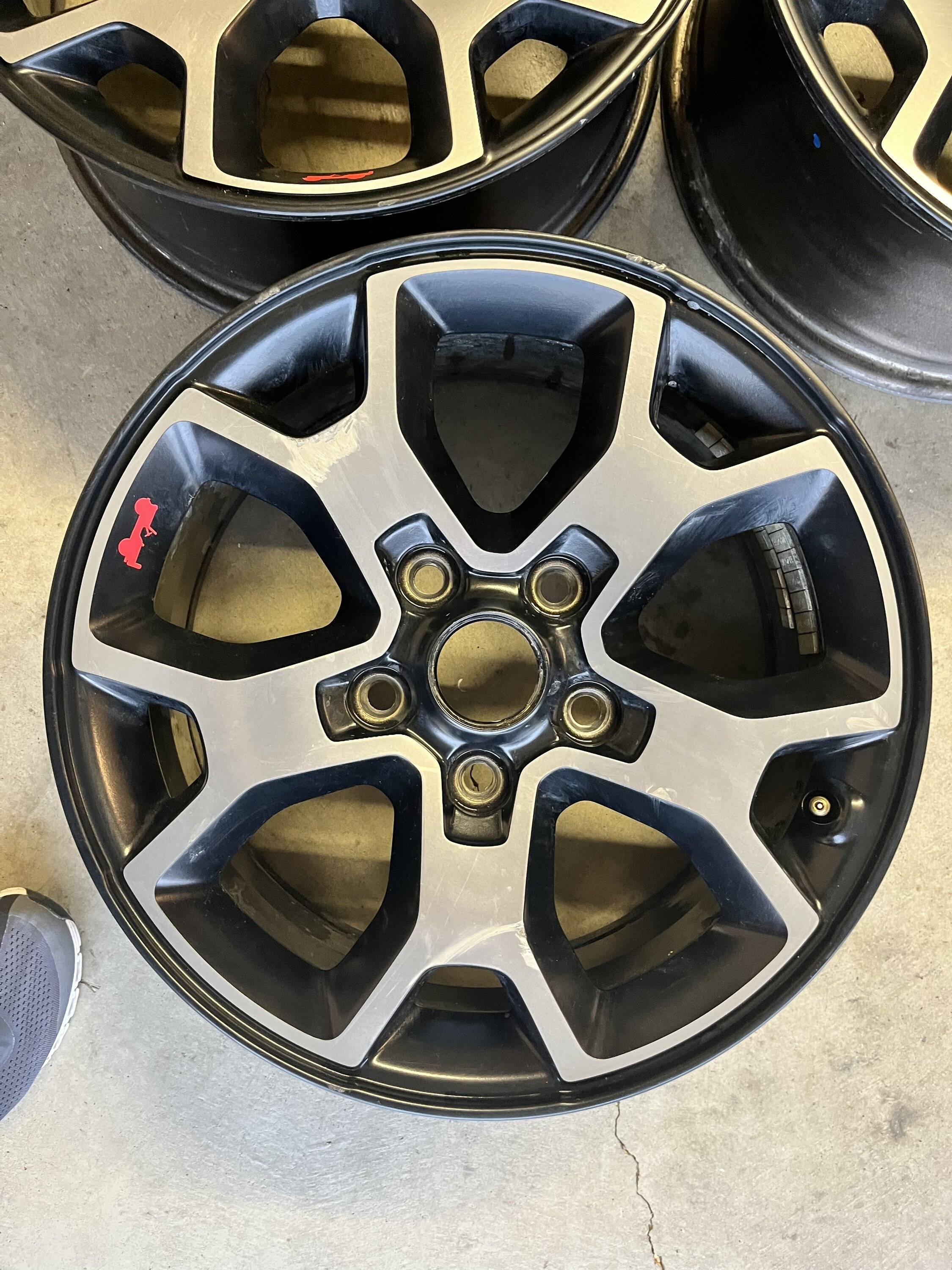 Jeep Wrangler JL 2019 JLUR Factory Wheels 4511094B-6DCB-4BBD-8393-AF014AAE6525