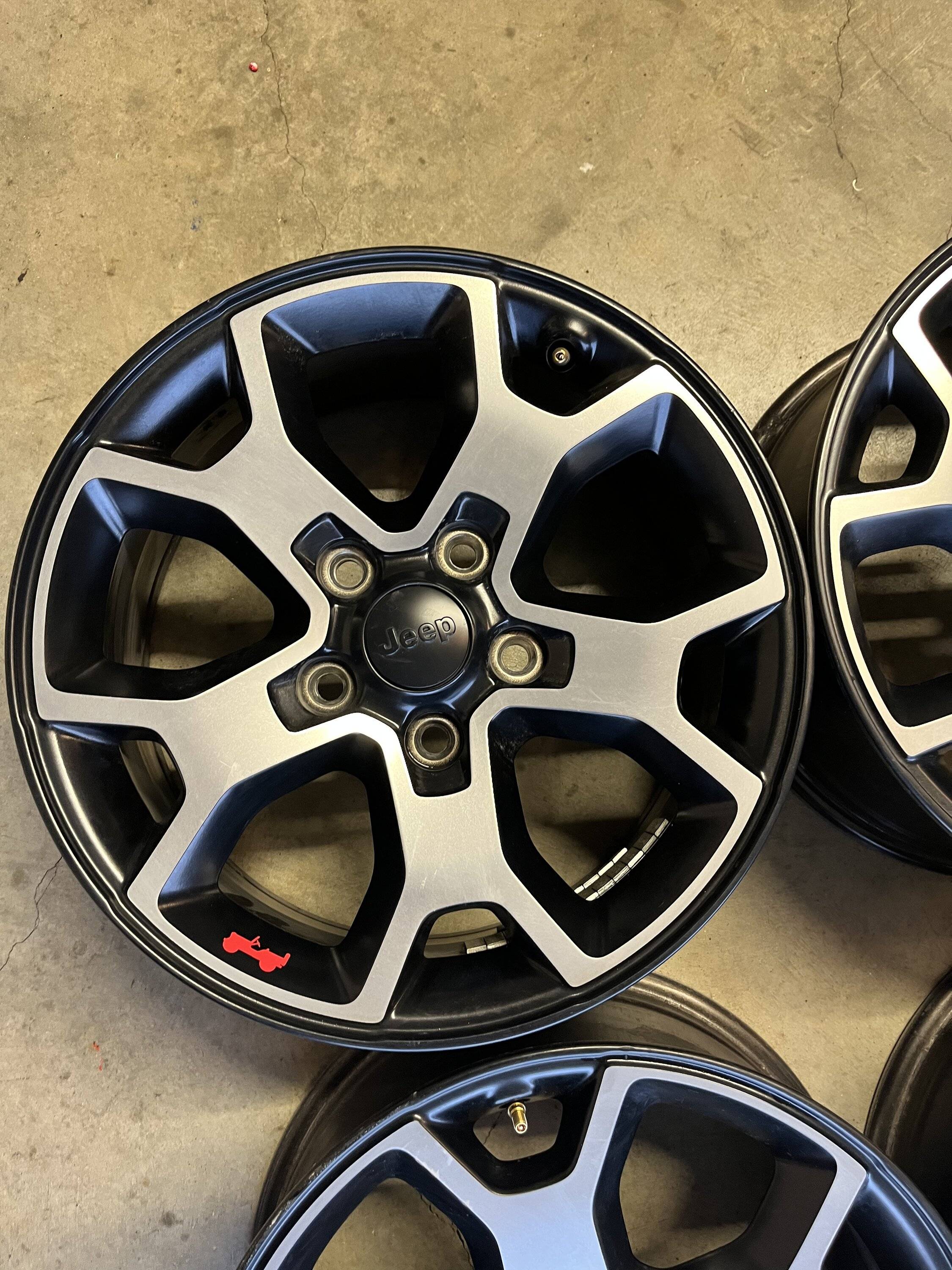 Jeep Wrangler JL 2019 JLUR Factory Wheels E8985D65-60AC-42C5-9218-76BF0DF7D4BC