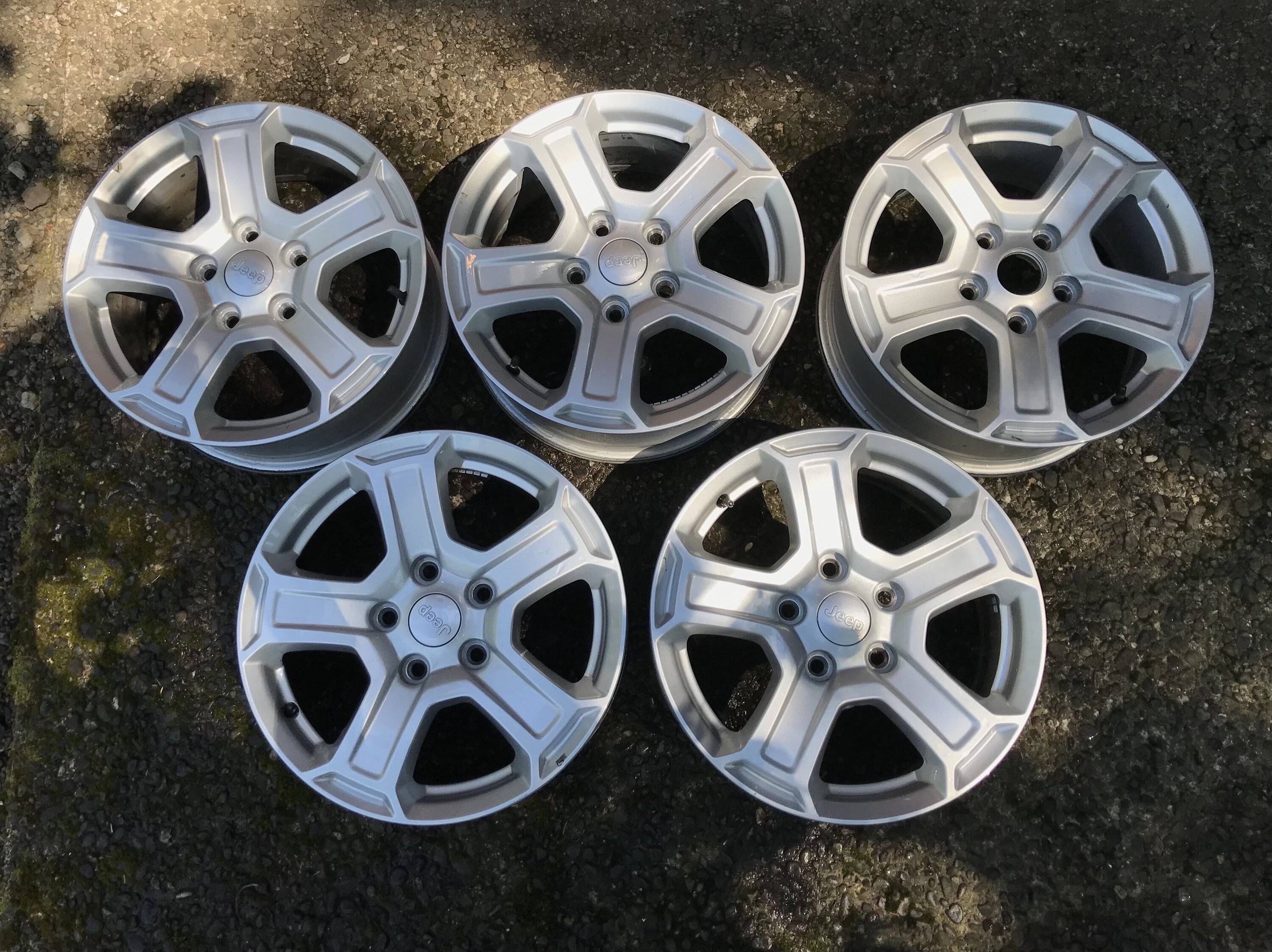 Jeep Wrangler JL 5x factory 17-inch wheels 1ED503E1-2589-4AA4-AC5A-15A5BDA5A437