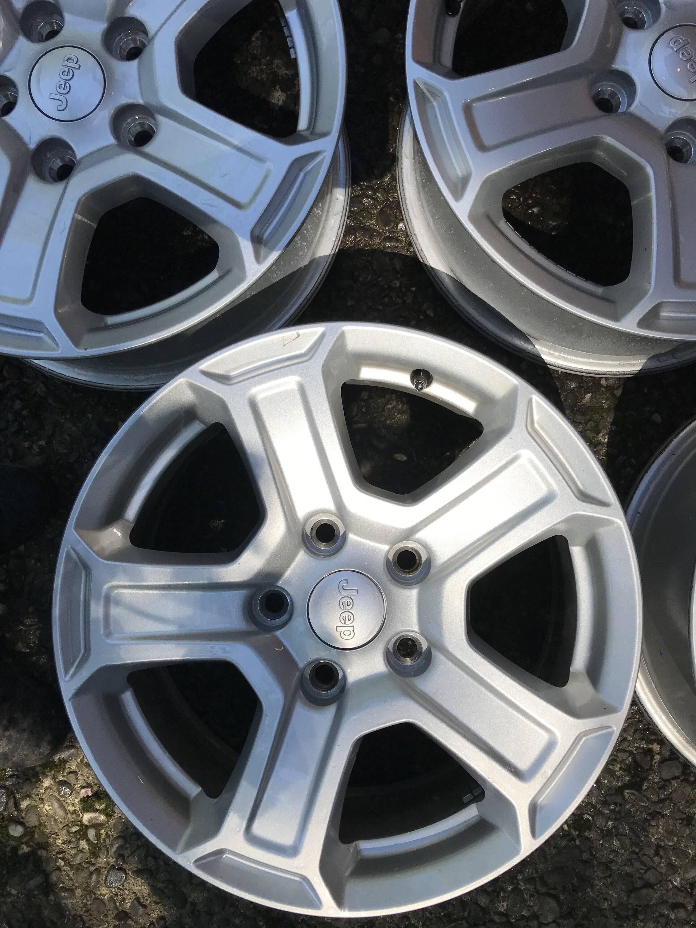Jeep Wrangler JL 5x factory 17-inch wheels A2ECB04A-E04C-418A-B8B4-E60D5A562756
