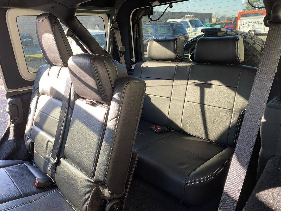 Jeep Wrangler JL Third Row Seat Installed 322264961_203441105581160_2284412152313242890_n