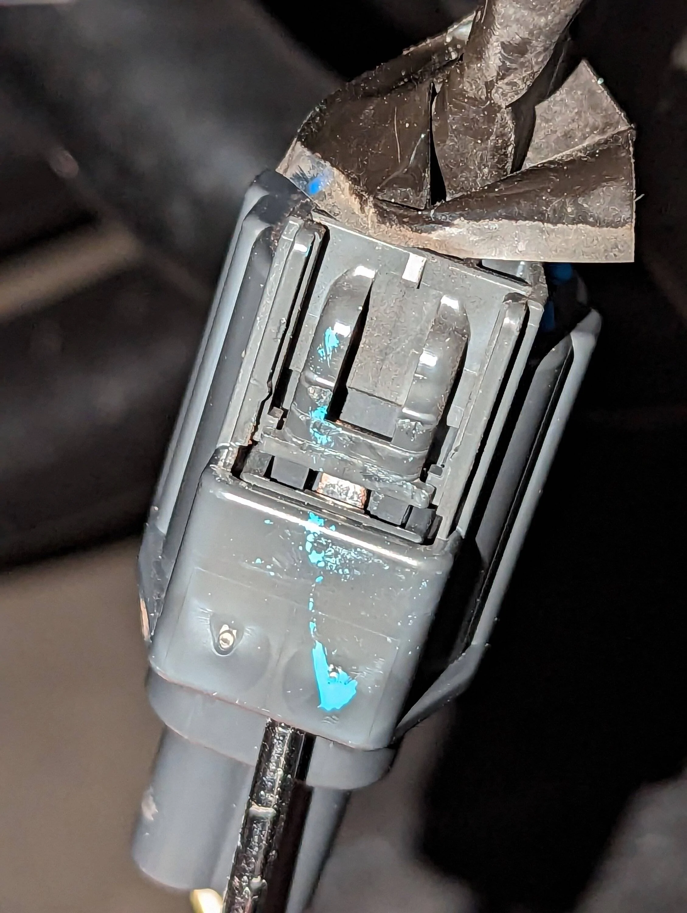 Jeep Wrangler JL Help Needed - Fog light electrical connector removal PXL_20230107_215803801