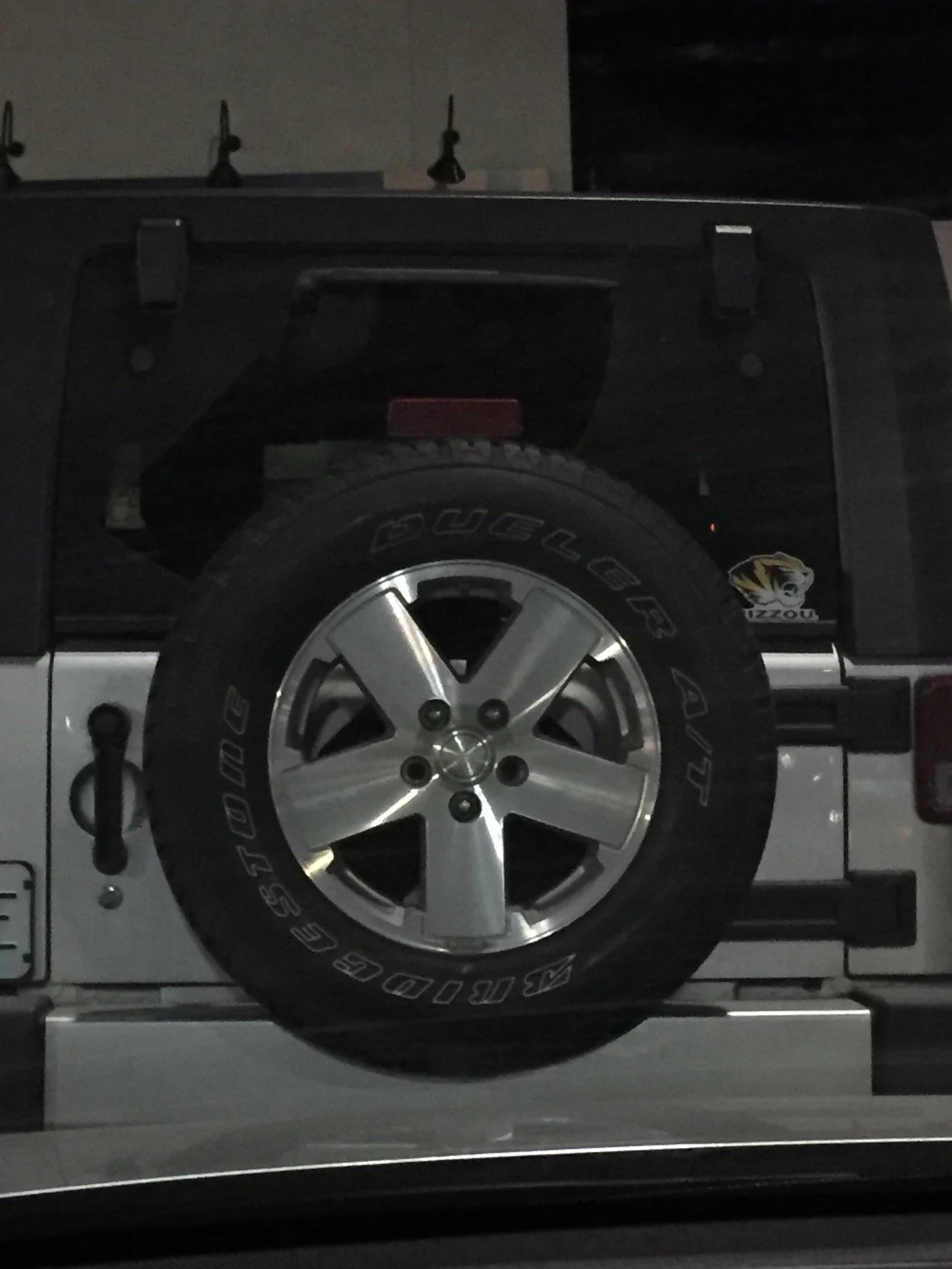 Jeep Wrangler JL Backup Camera precludes tire cover IMG_0685