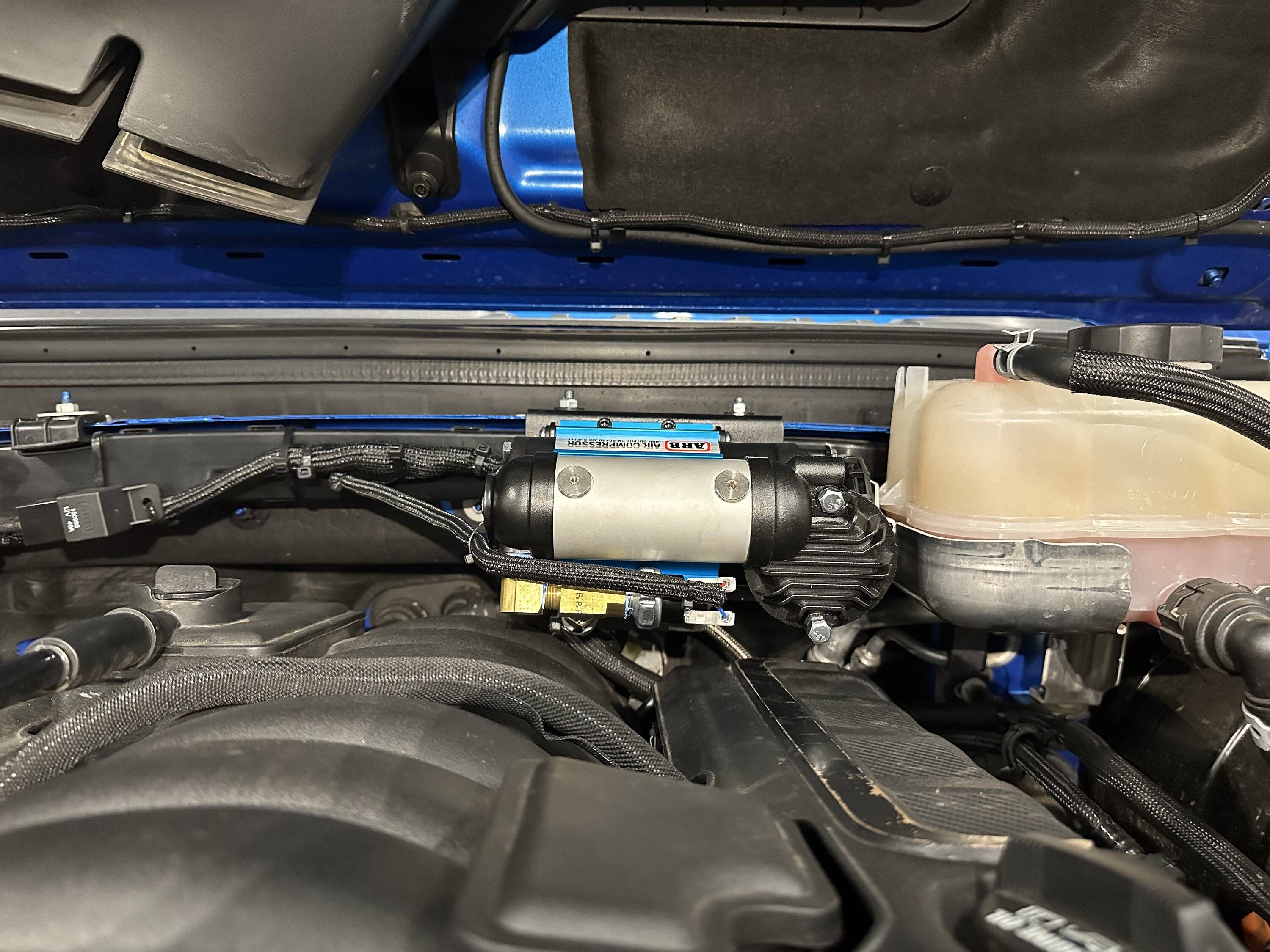 Jeep Wrangler JL ARB Single mounted under the hood 8764397C-4048-4E26-9955-8D64C2B04C89