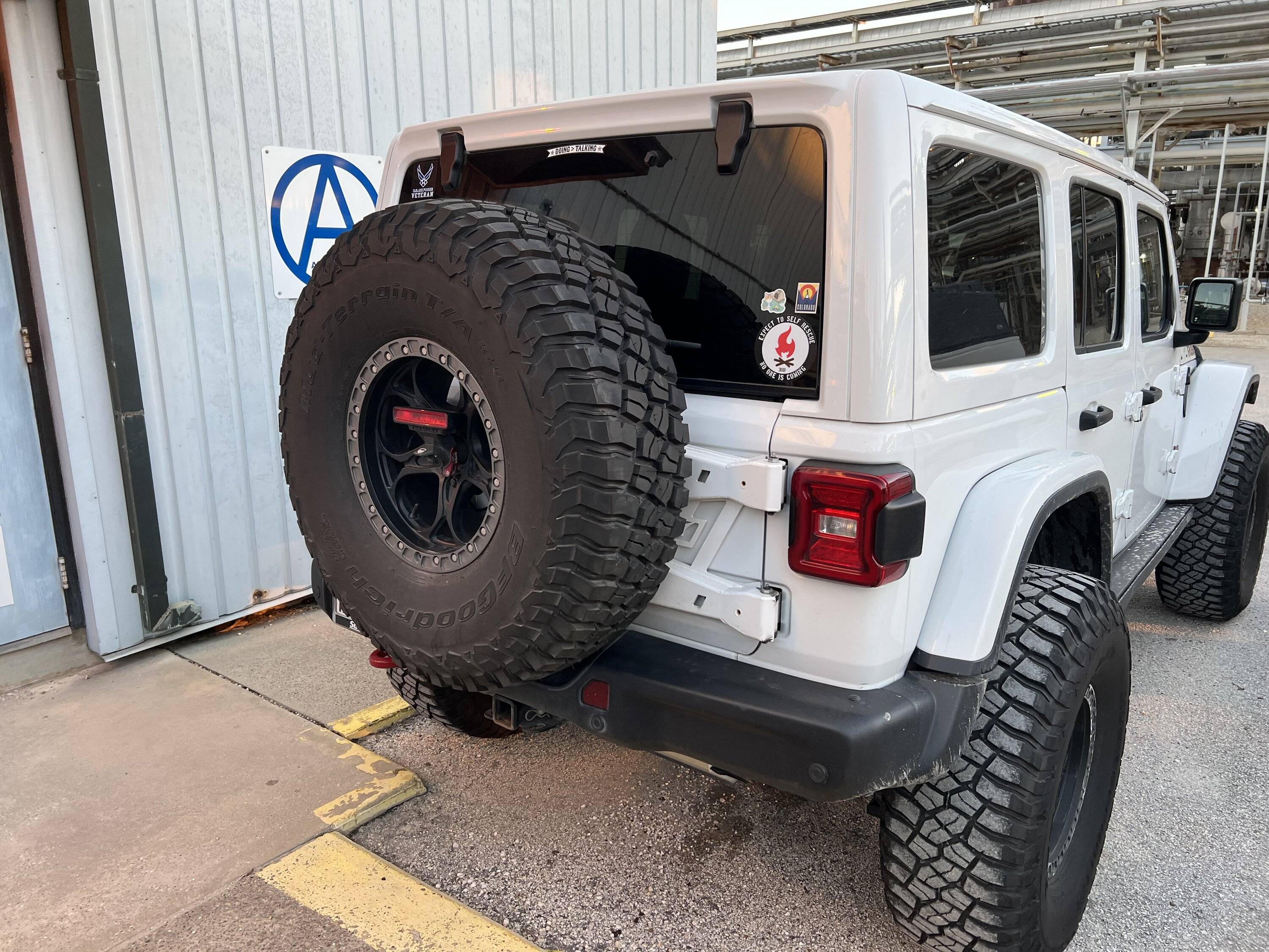 BFGoodrich KM3 37x12.50R17 ラングラー jk BFGoodrich 37X12.50R17LT 124Q MUD-TERRAIN T/A KM3 RBL D/8 (39458)