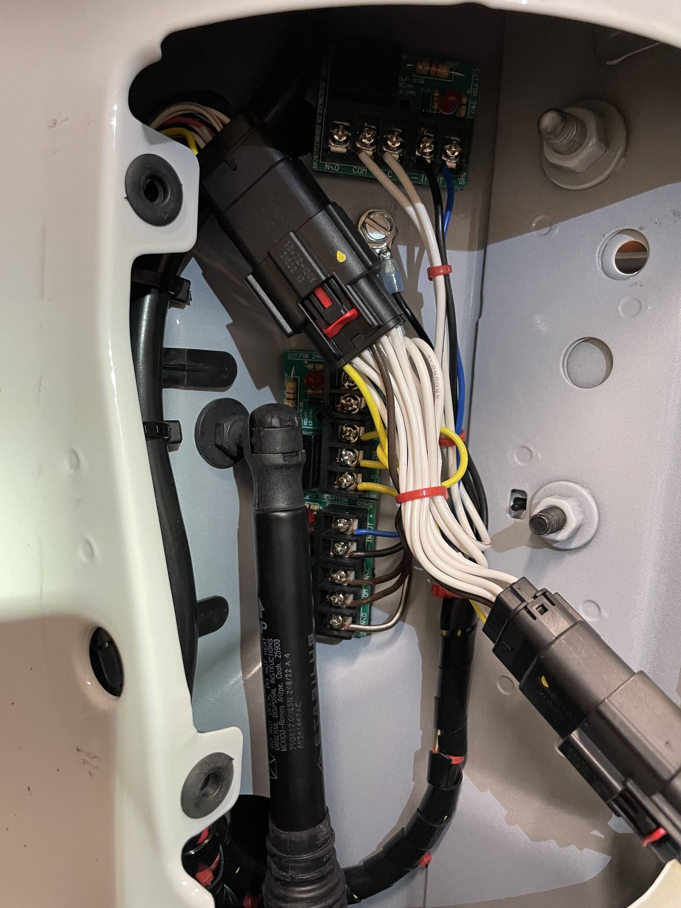 Jeep Wrangler JL JLUR battery flatlining when flat towing IMG_6868