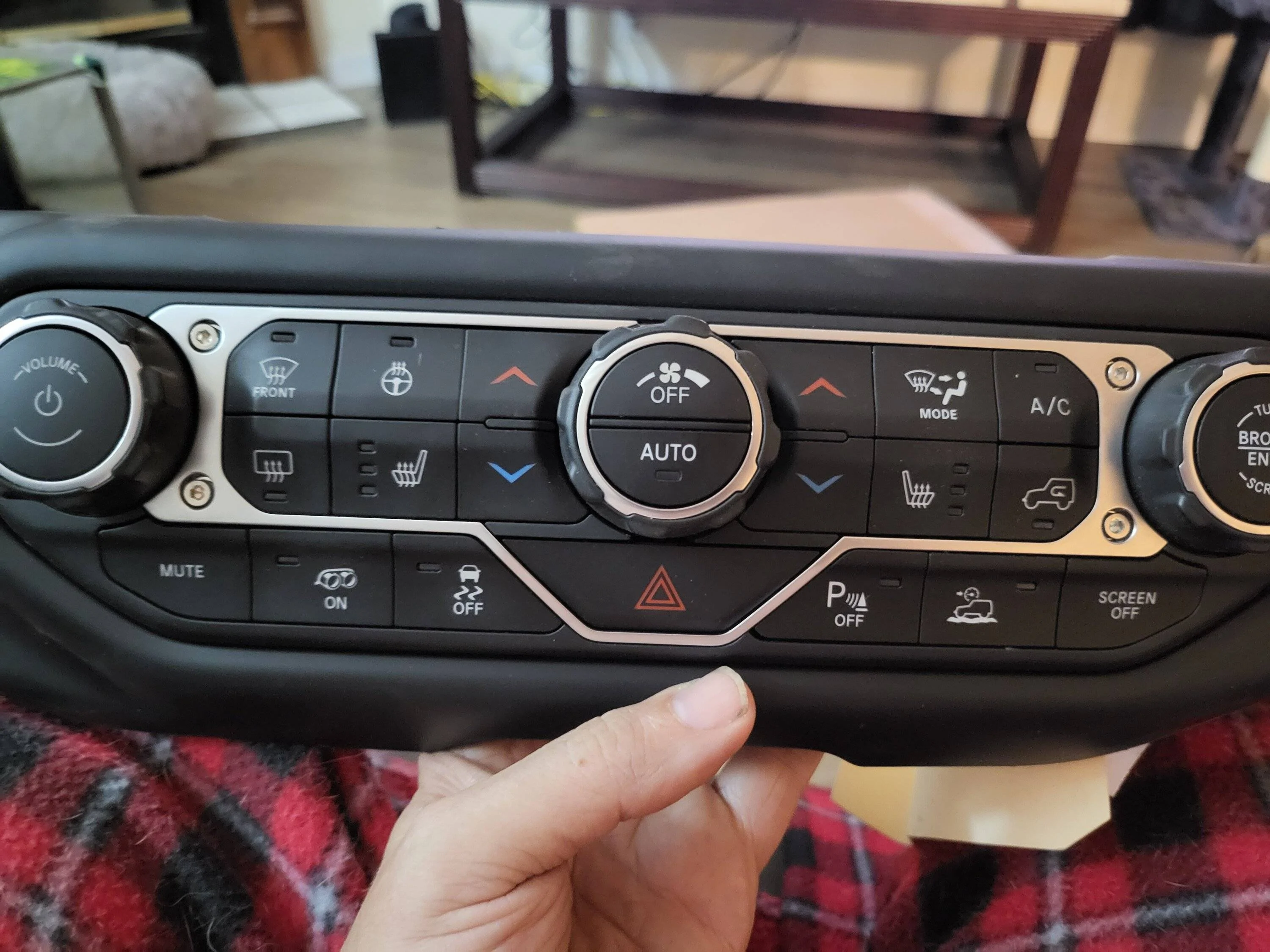 Jeep Wrangler JL Ordered climate control for heated seats from a junkyard. 20230202_183202