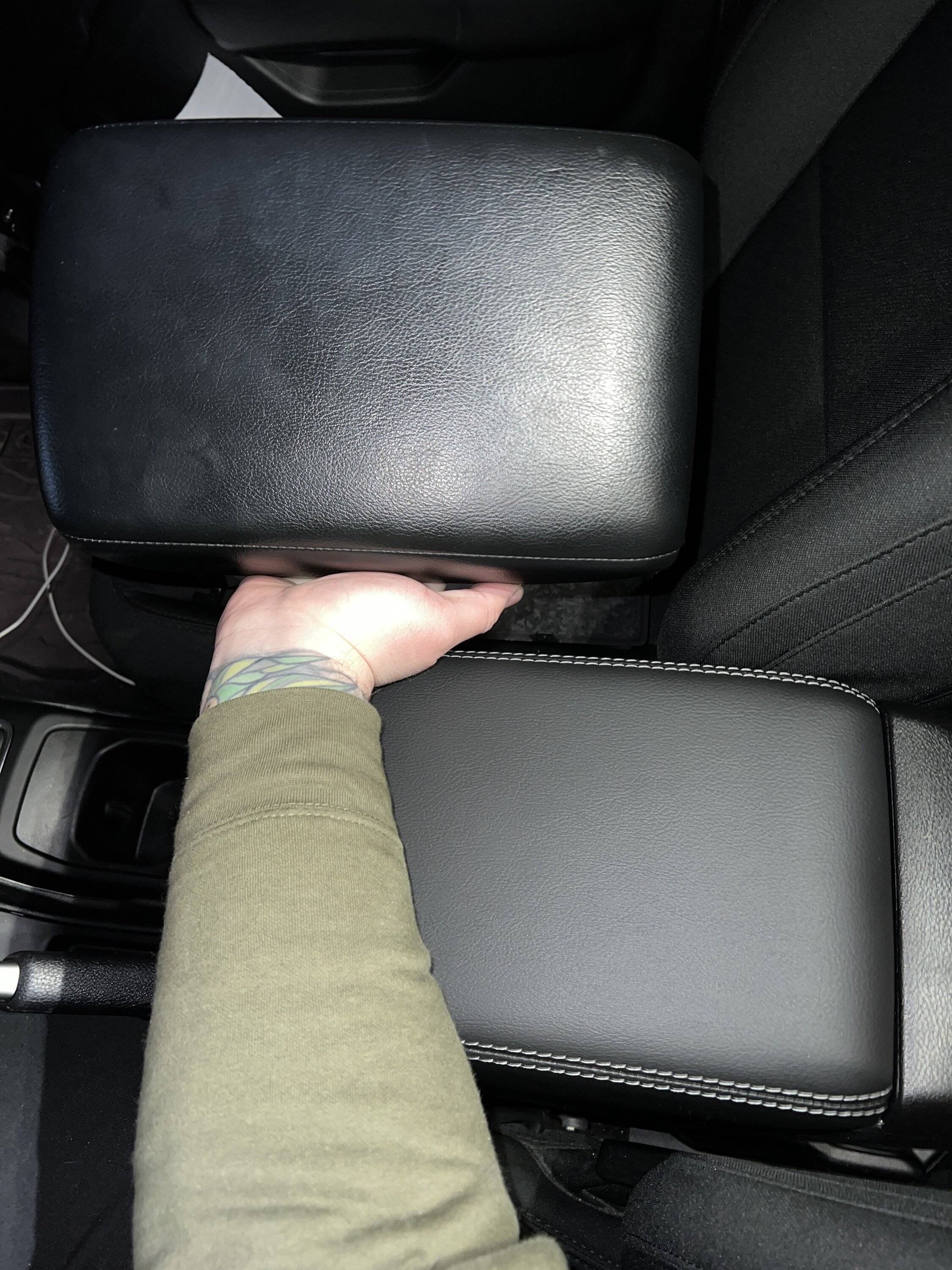 Jeep Wrangler JL Need help removing armrest lid C5828644-6643-4091-B757-515D3A89032E