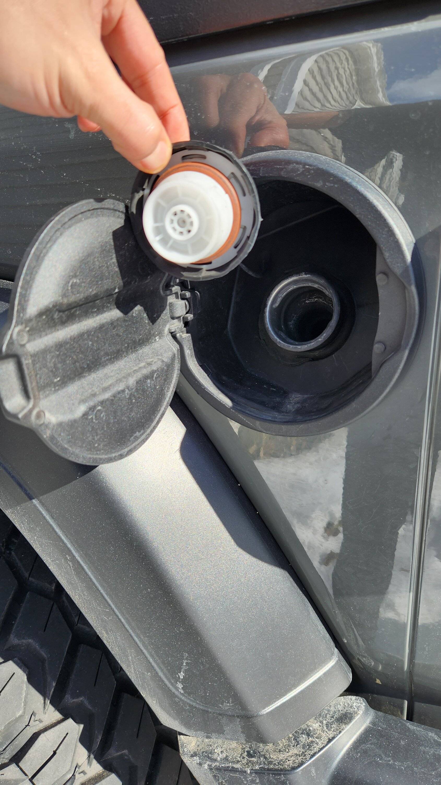 Jeep Wrangler JL Gas Cap in the Way 20230203_123534