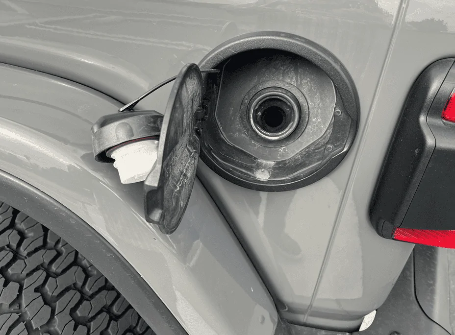 Jeep Wrangler JL Gas Cap in the Way 1675446092835
