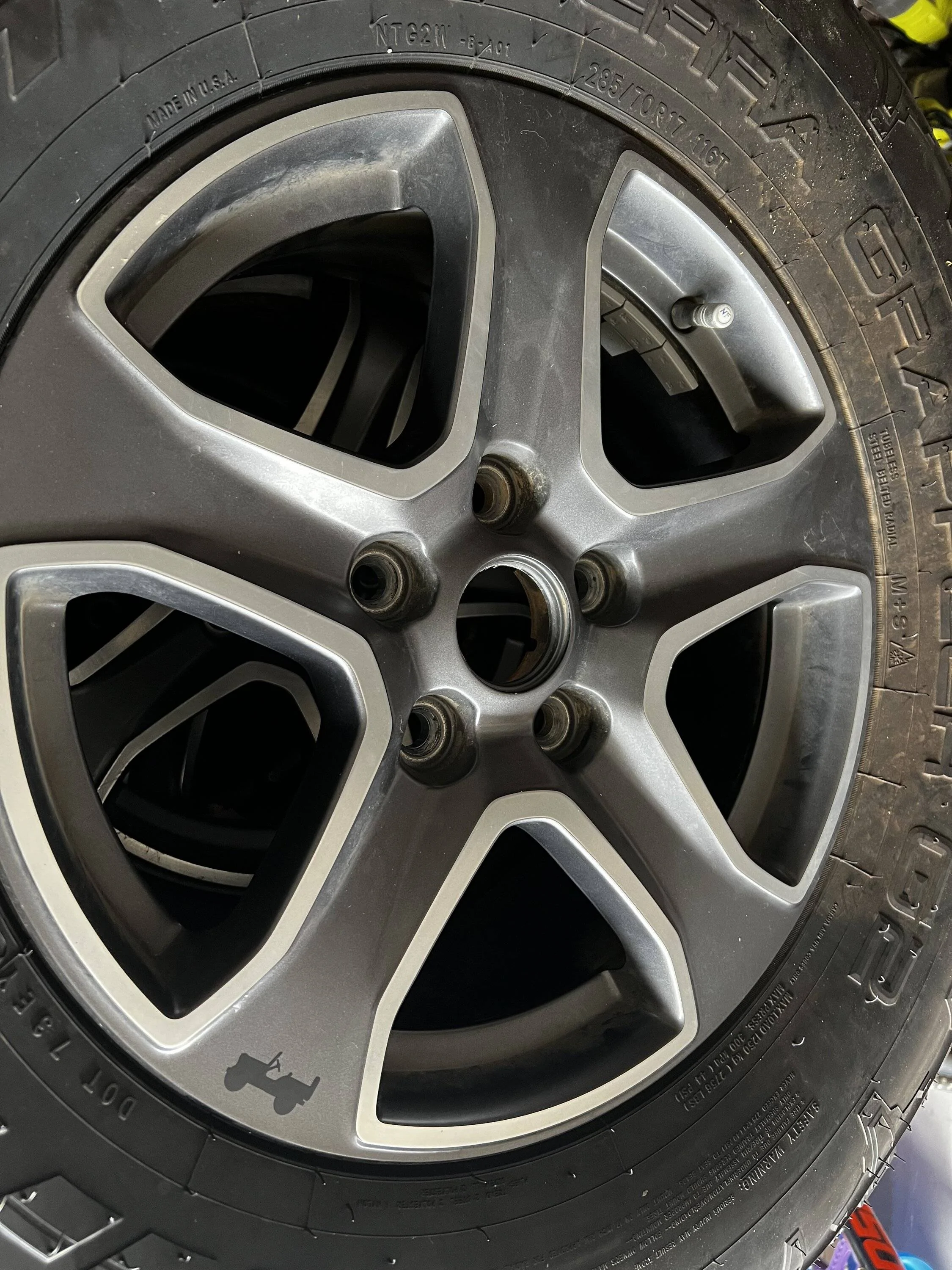 Jeep Wrangler JL Tires and wheels with tpms E881CA49-FCAE-4DB8-A4CF-862CD71644FC