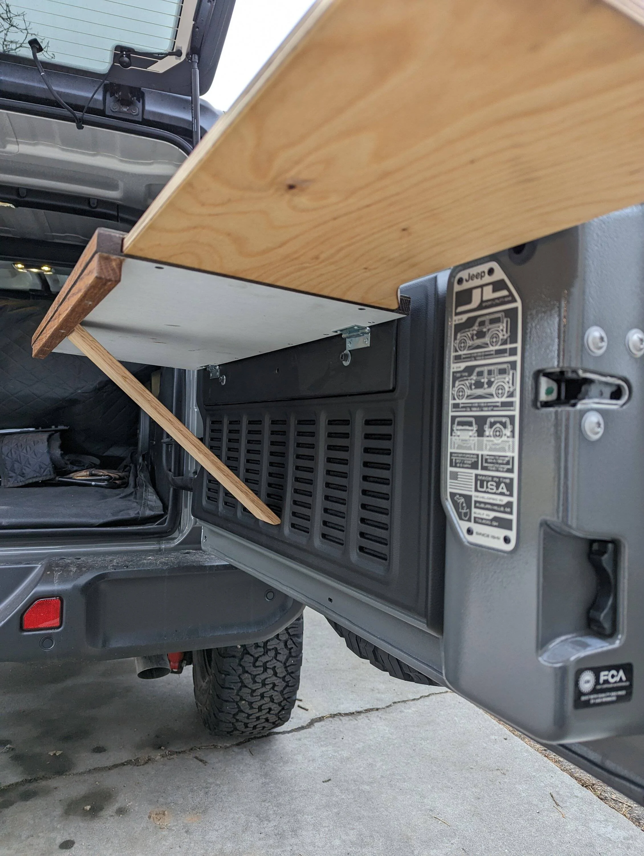Jeep Wrangler JL DIY tailgate table kickstand ideas needed PXL_20230301_004617189