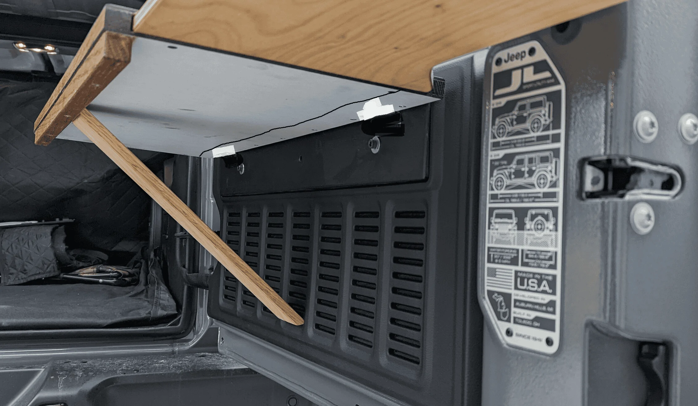 Jeep Wrangler JL DIY tailgate table kickstand ideas needed 1677952023814