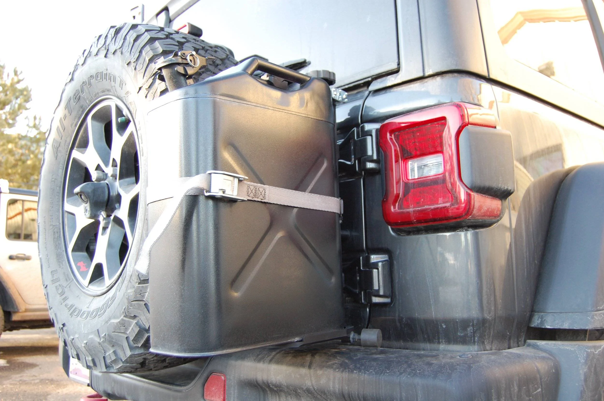 Jeep Wrangler JL Folding Jerry Can Mount jcan3